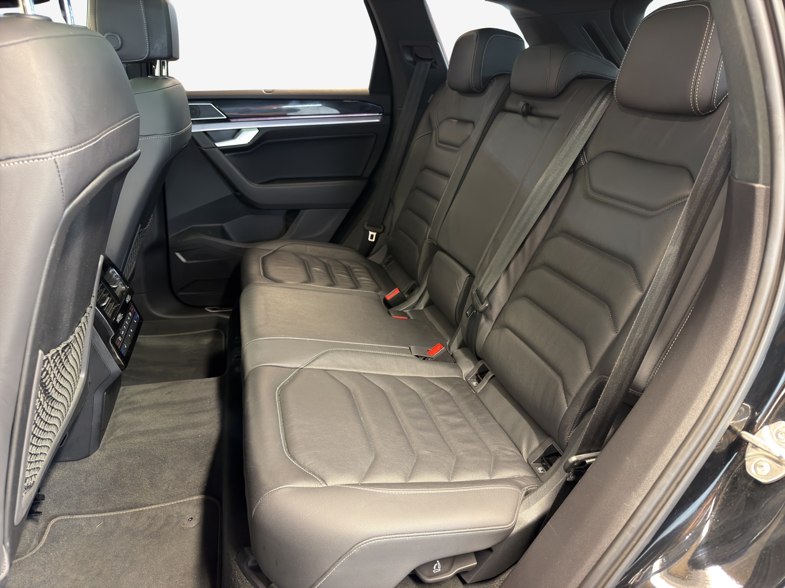 VW Touareg 3.0 TDI R Line Tiptronic-image-11