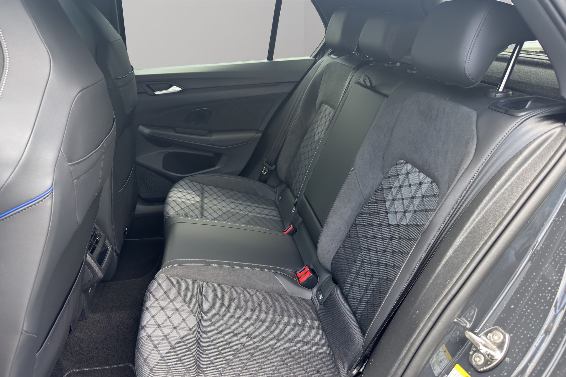 VW Golf 2.0 TSI R-Line DSG 4 Motion-image-5