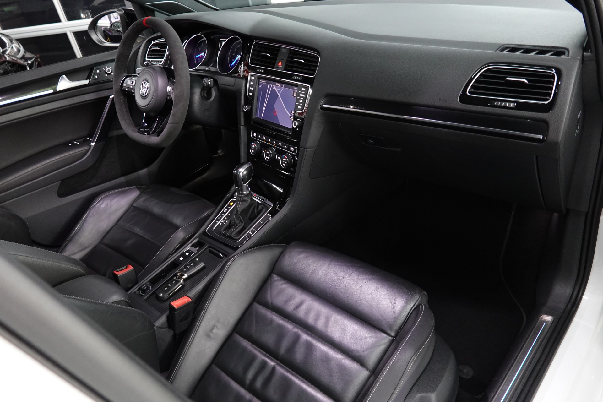 VW GOLF VARIANT 2.0 TSI R 4 Motion DSG CH-FZ ON TOP-image-35