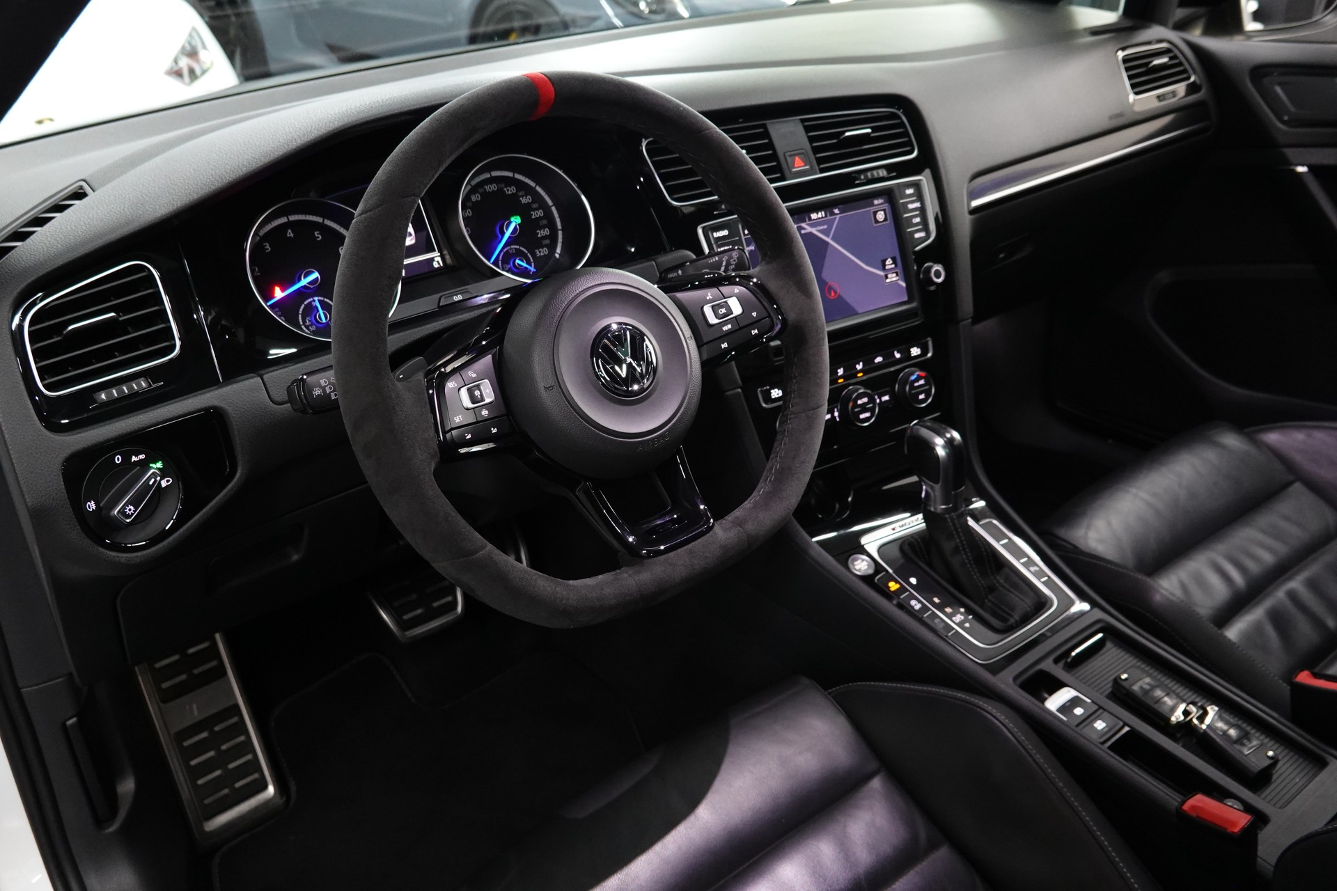 VW GOLF VARIANT 2.0 TSI R 4 Motion DSG CH-FZ ON TOP-image-22