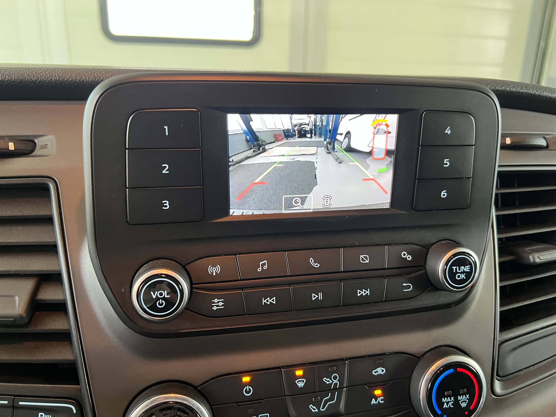 FORD Transit Custom Van 320 L1H1 Ambiente-image-11