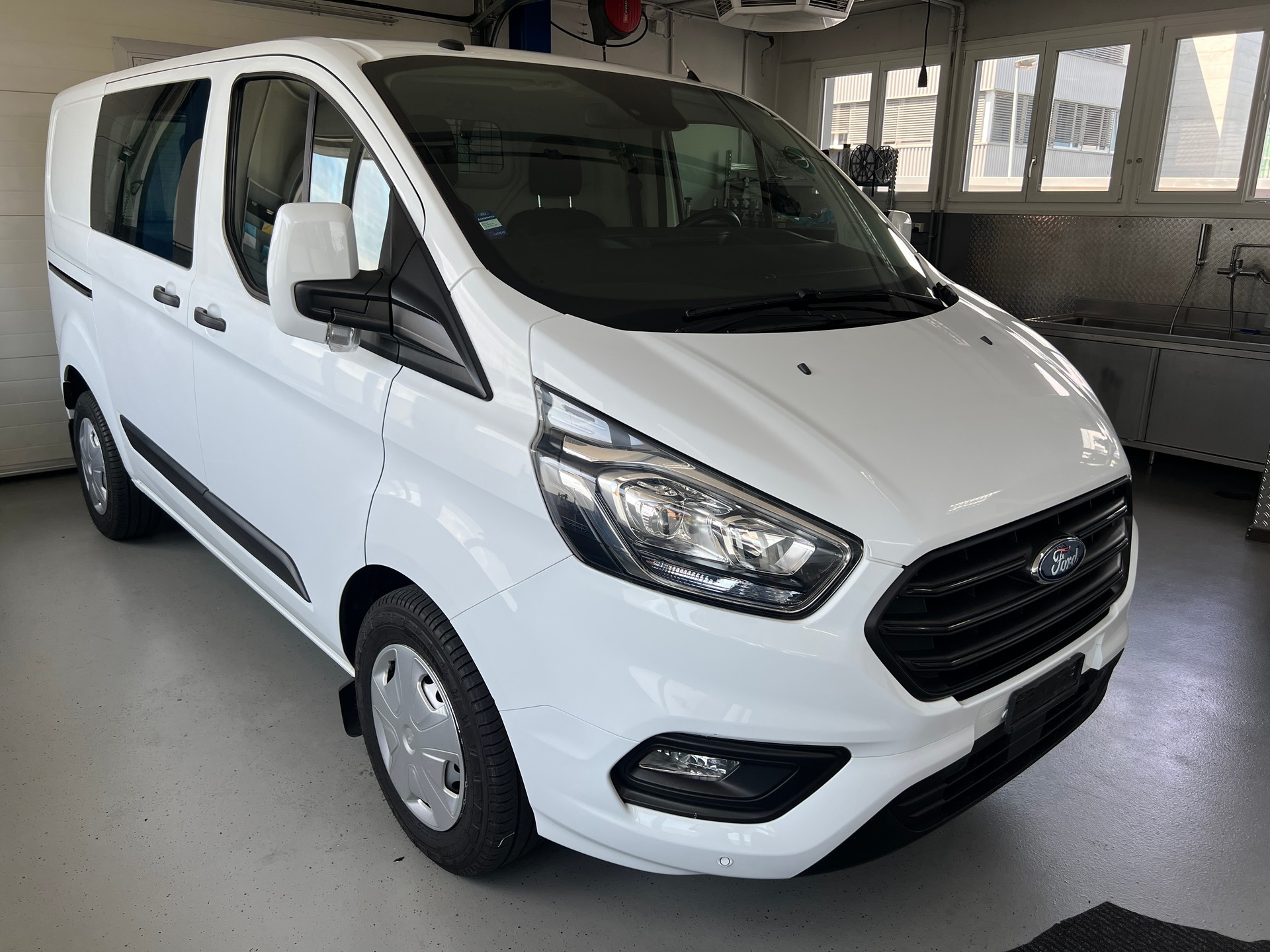 FORD Transit Custom Van 320 L1H1 Ambiente-image-1