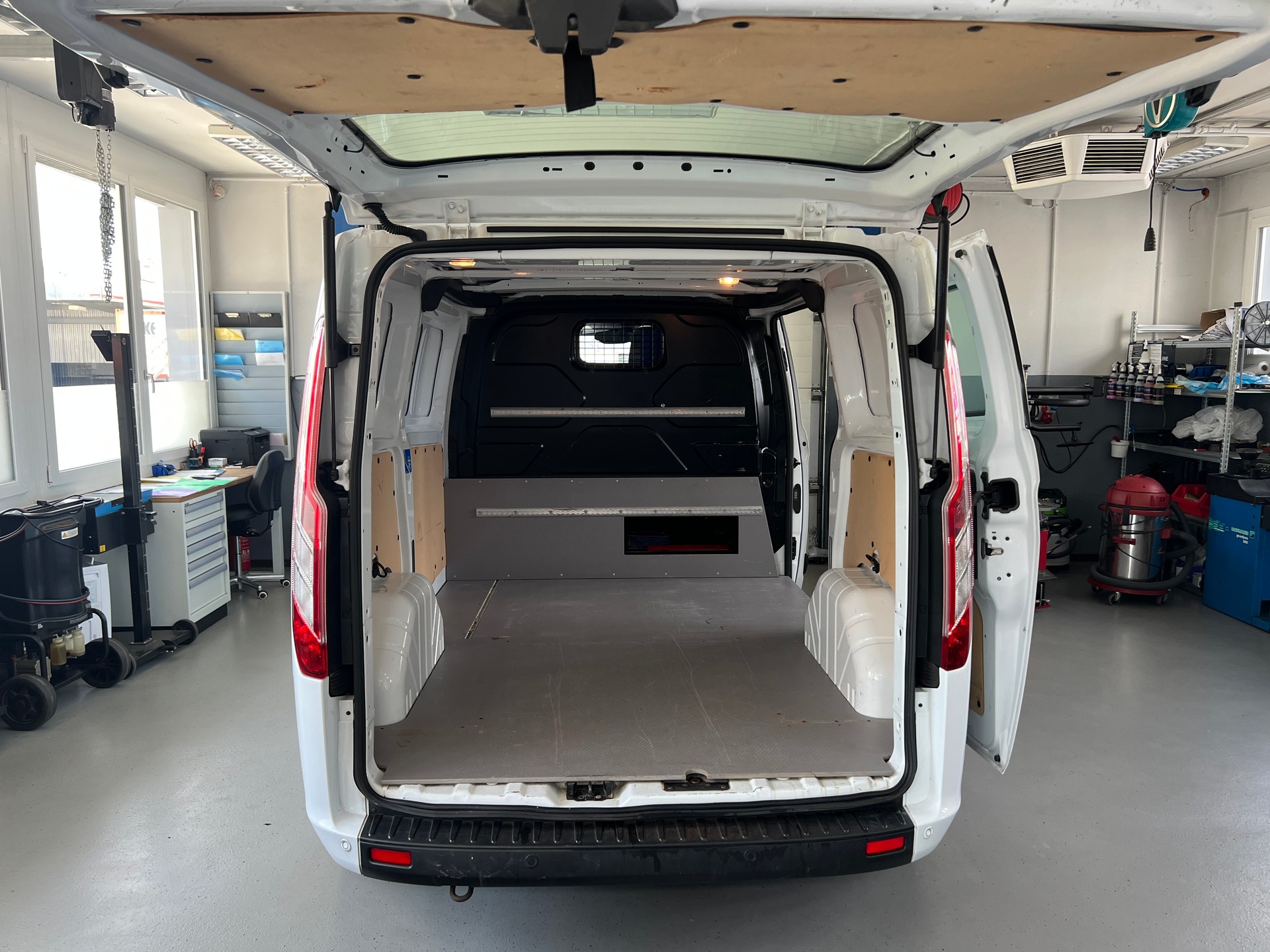 FORD Transit Custom Van 320 L1H1 Ambiente-image-4