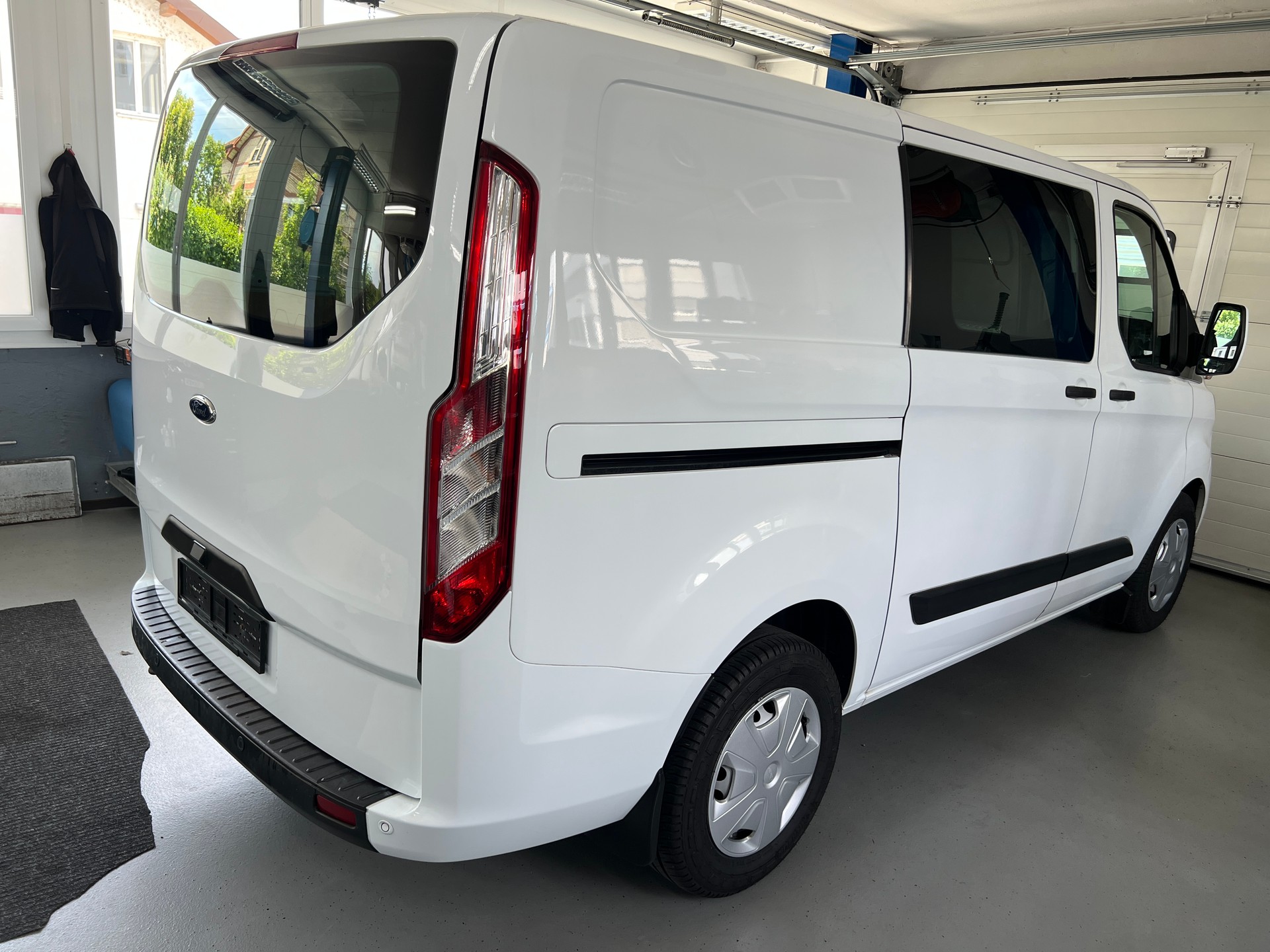 FORD Transit Custom Van 320 L1H1 Ambiente-image-3