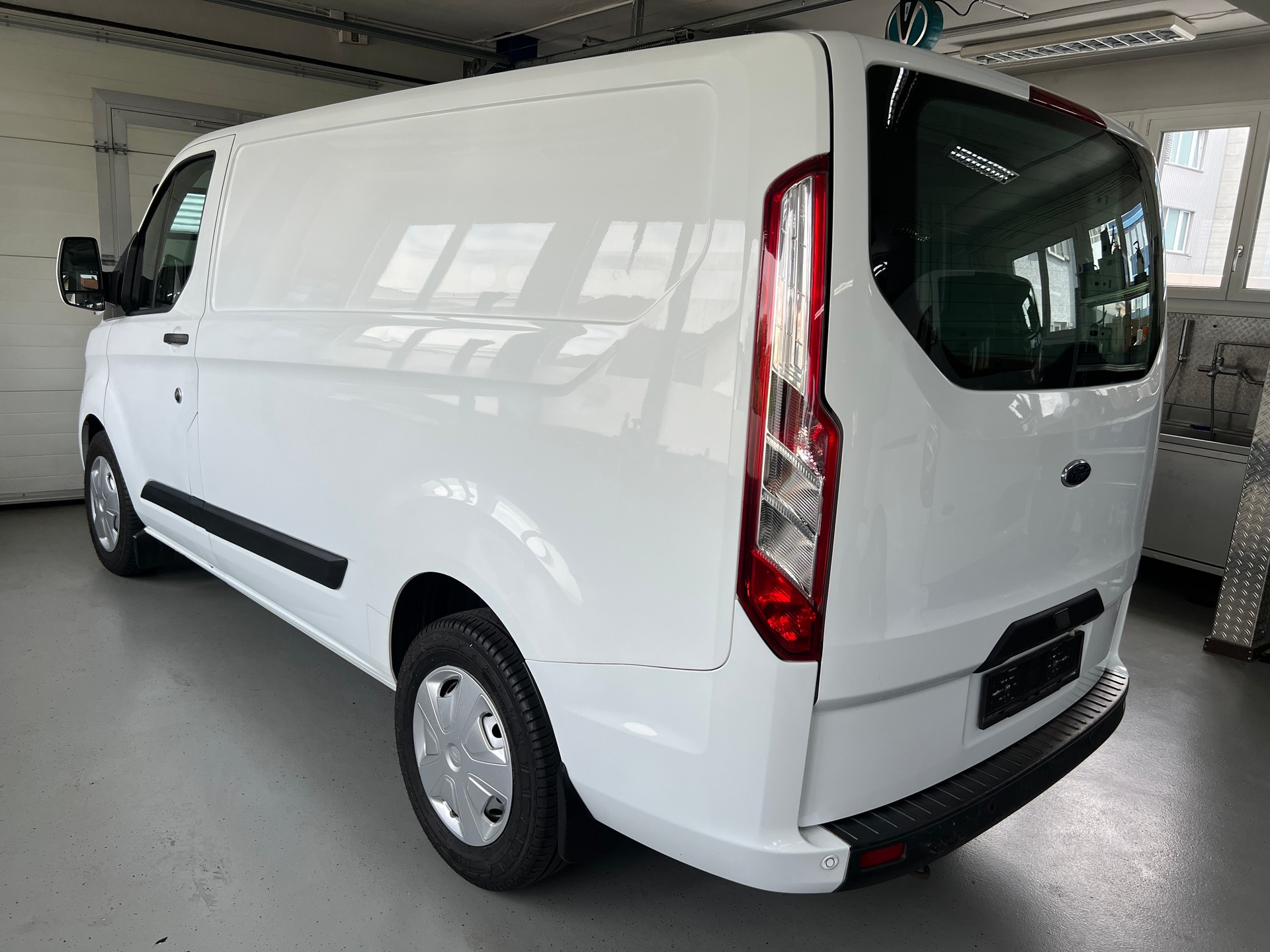 FORD Transit Custom Van 320 L1H1 Ambiente-image-2