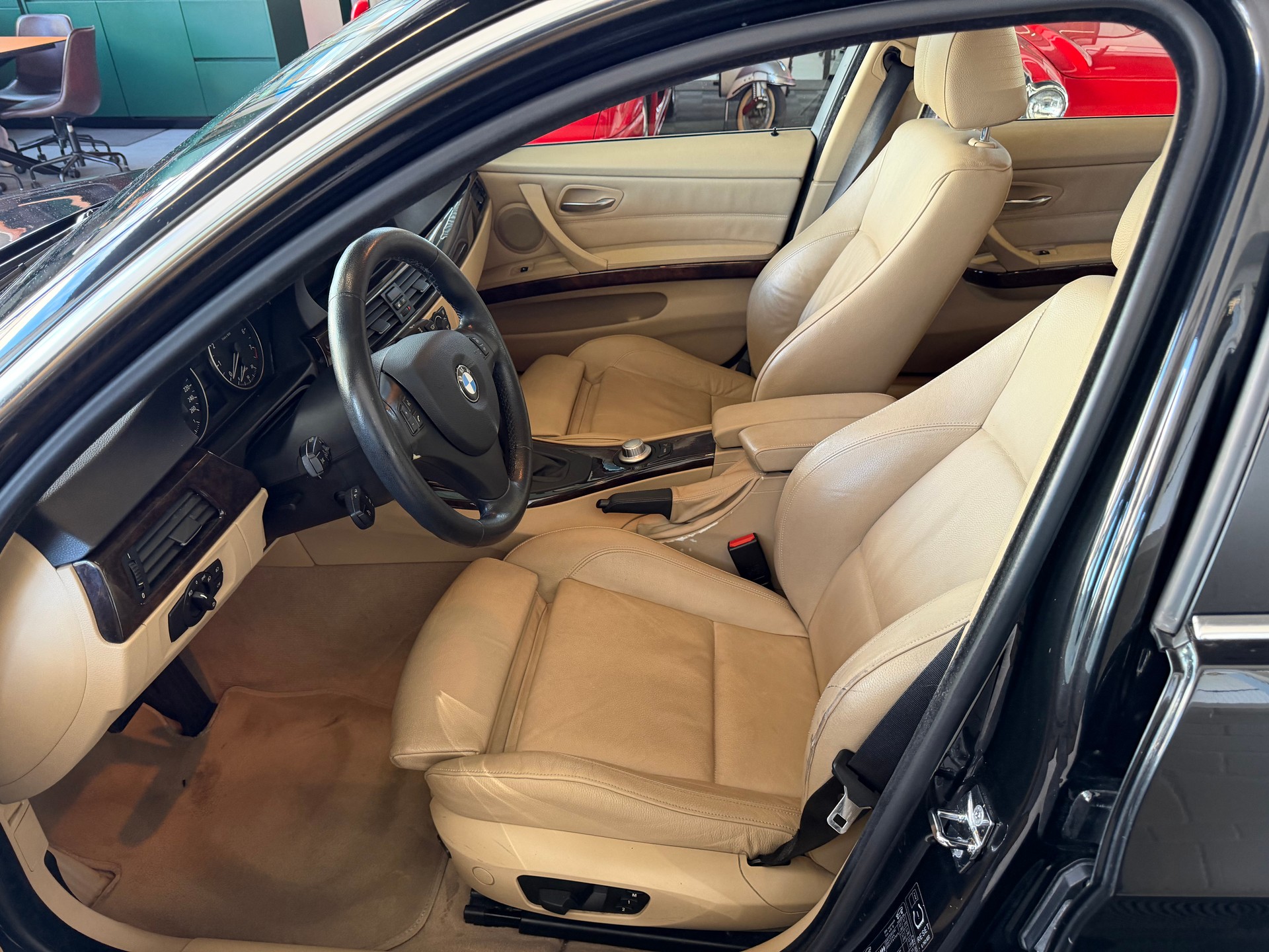 BMW 330xi-image-10