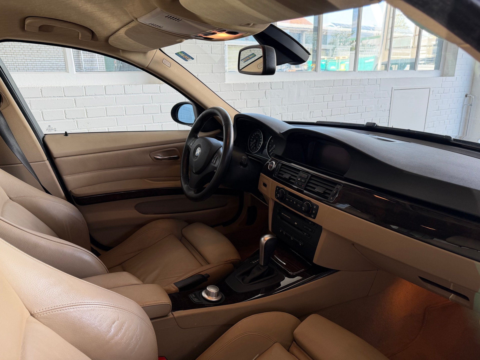 BMW 330xi-image-8
