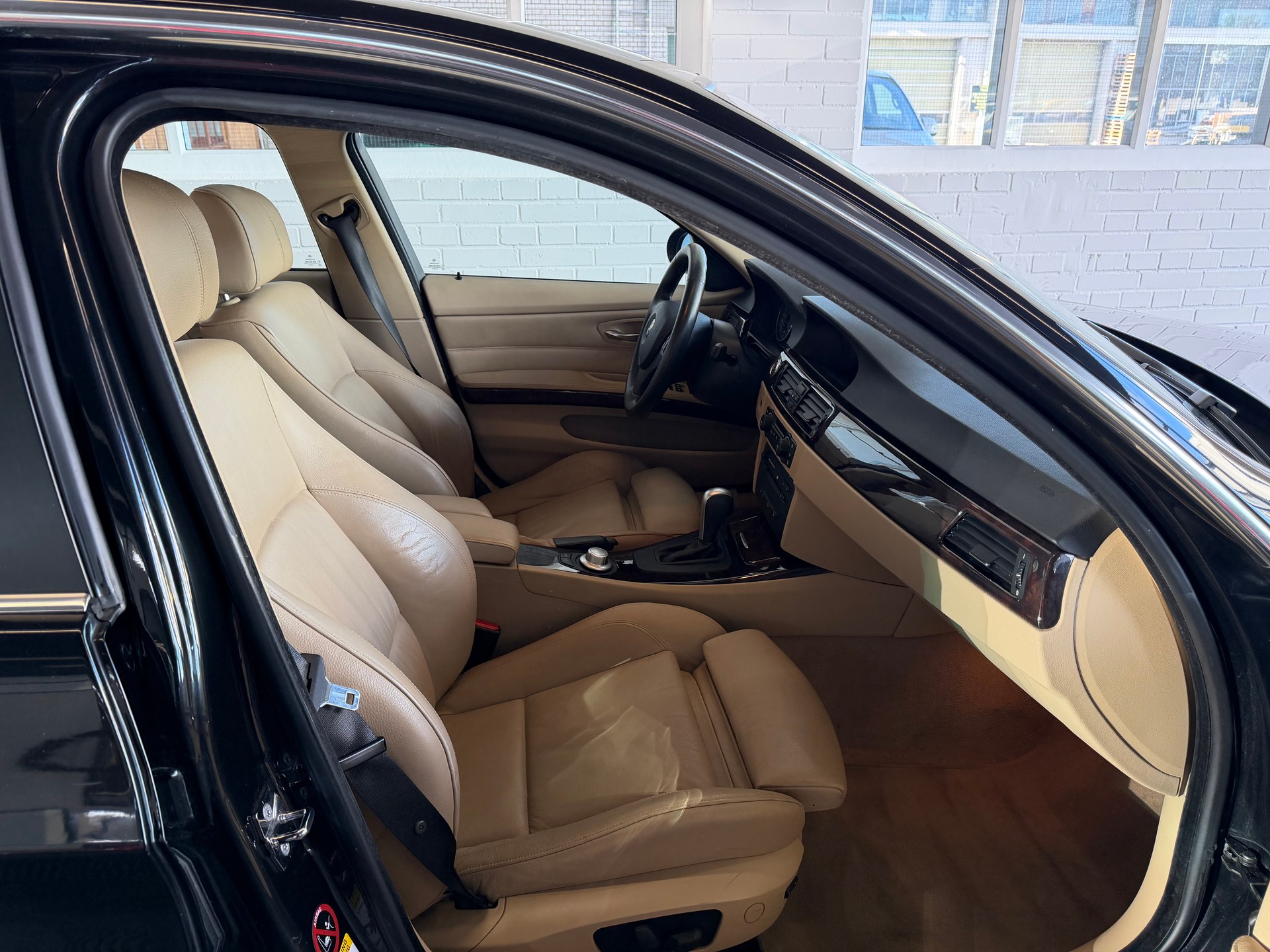 BMW 330xi-image-7