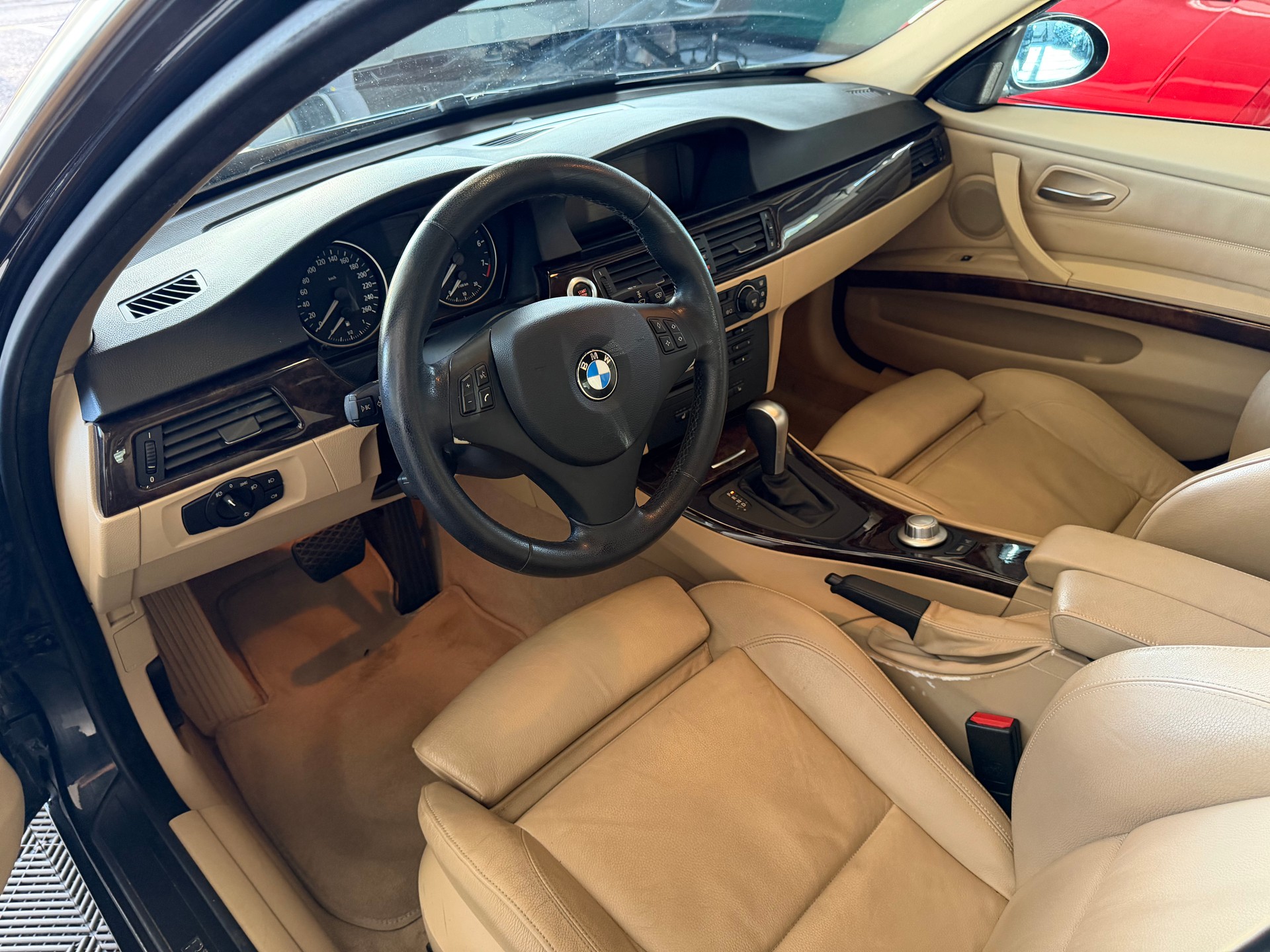BMW 330xi-image-11