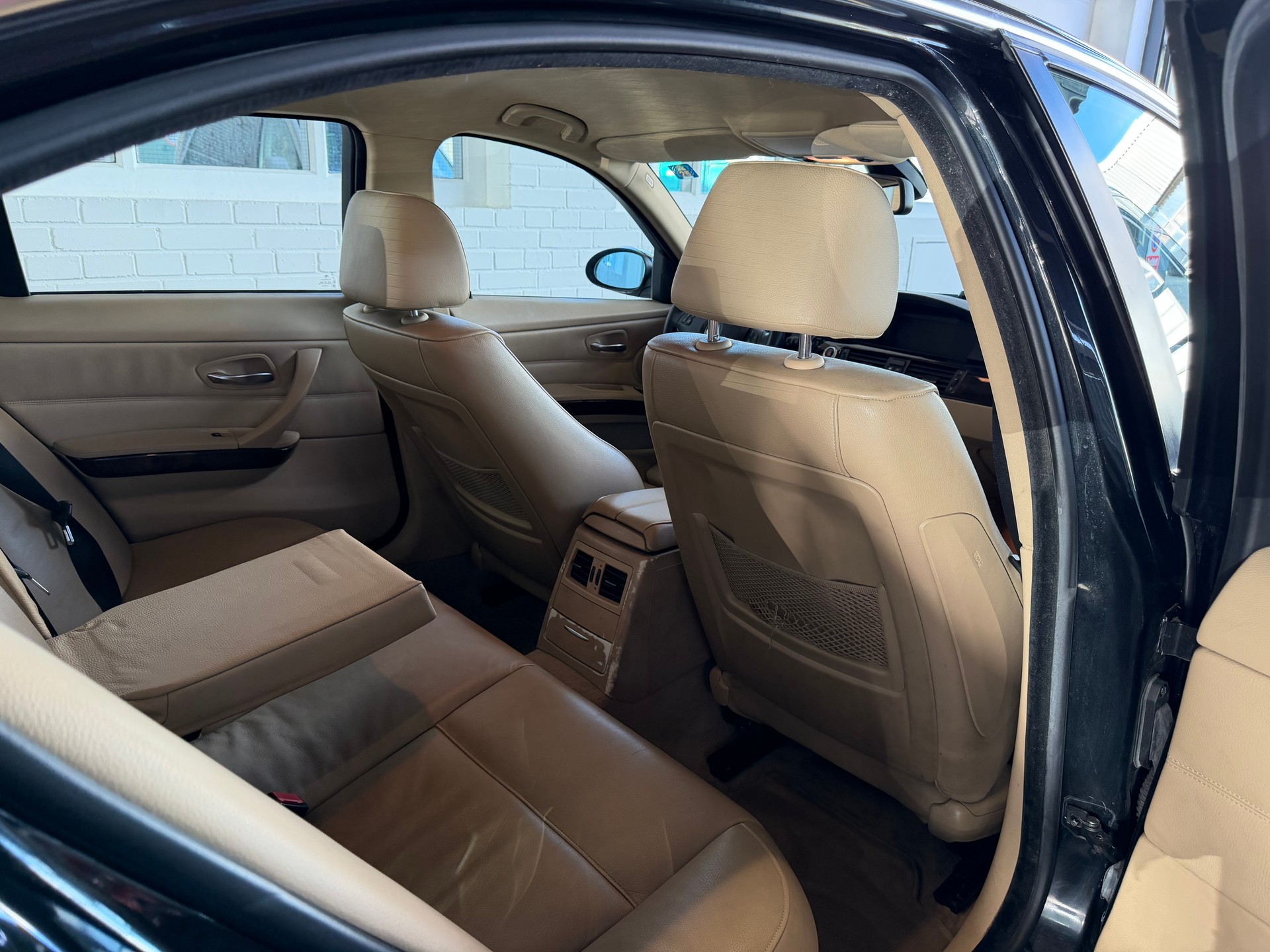 BMW 330xi-image-9