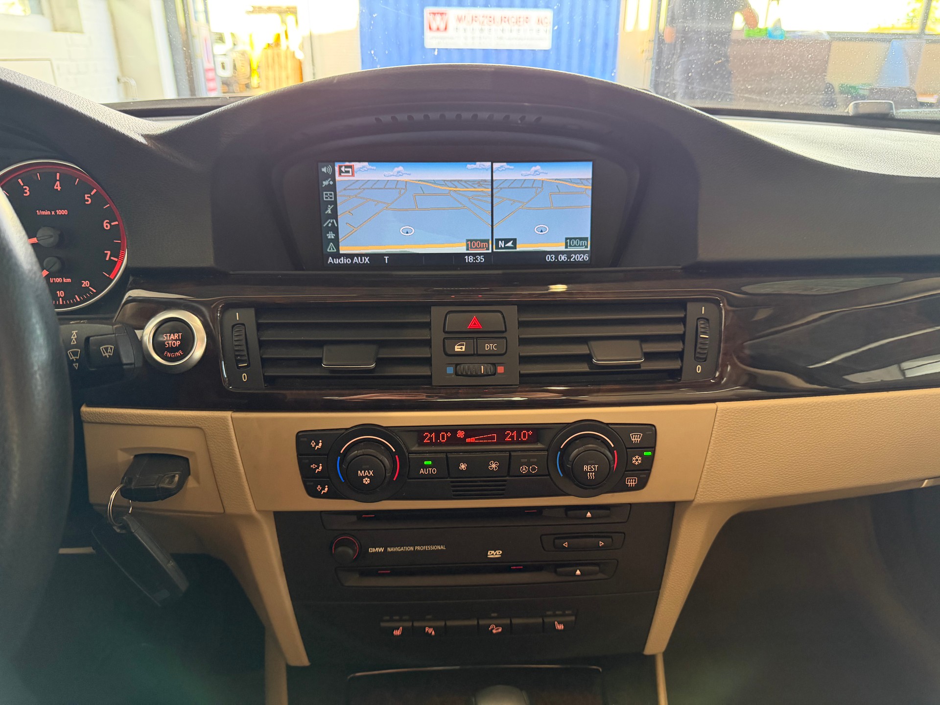 BMW 330xi-image-13
