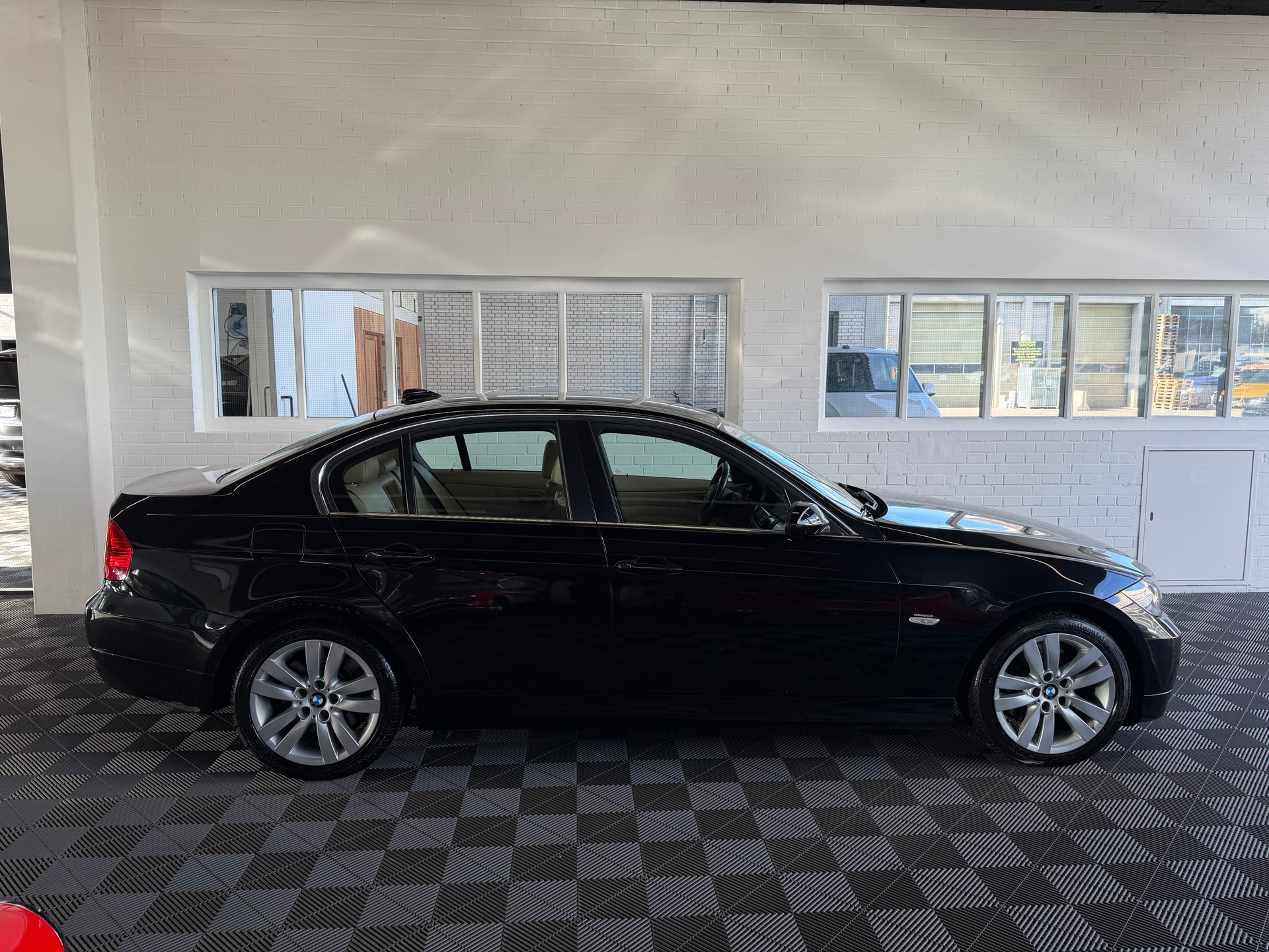 BMW 330xi-image-1