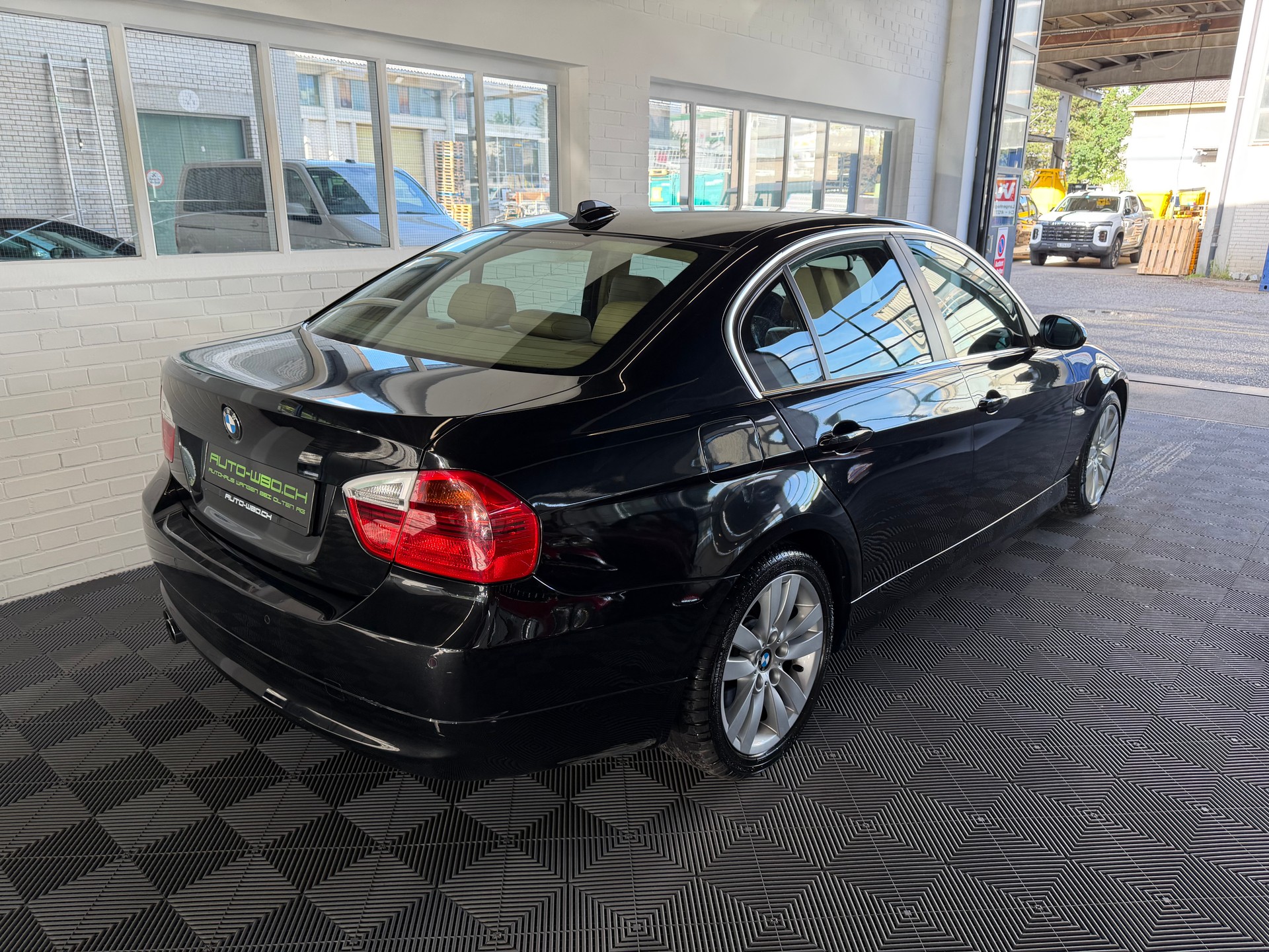 BMW 330xi-image-2