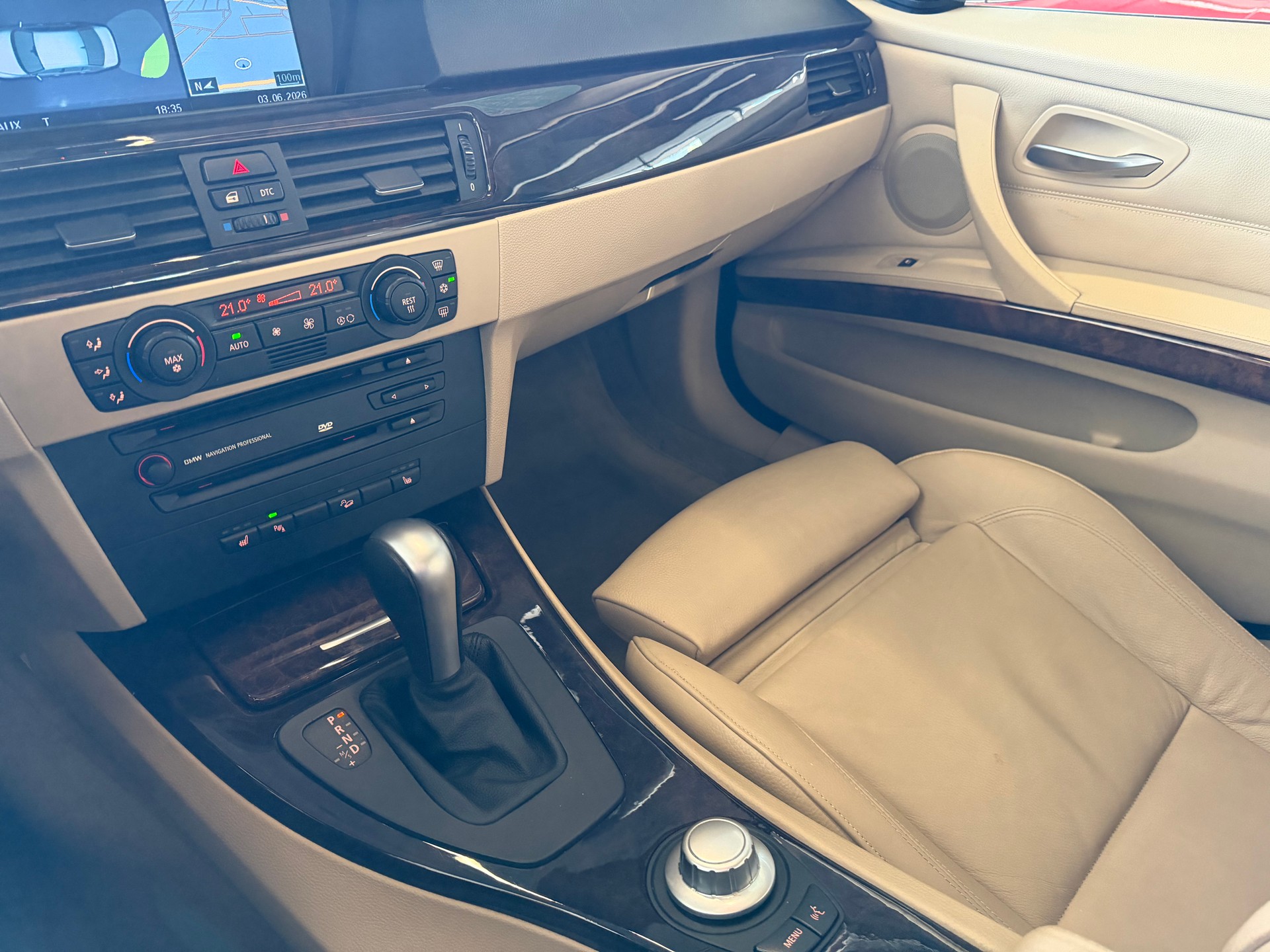 BMW 330xi-image-14