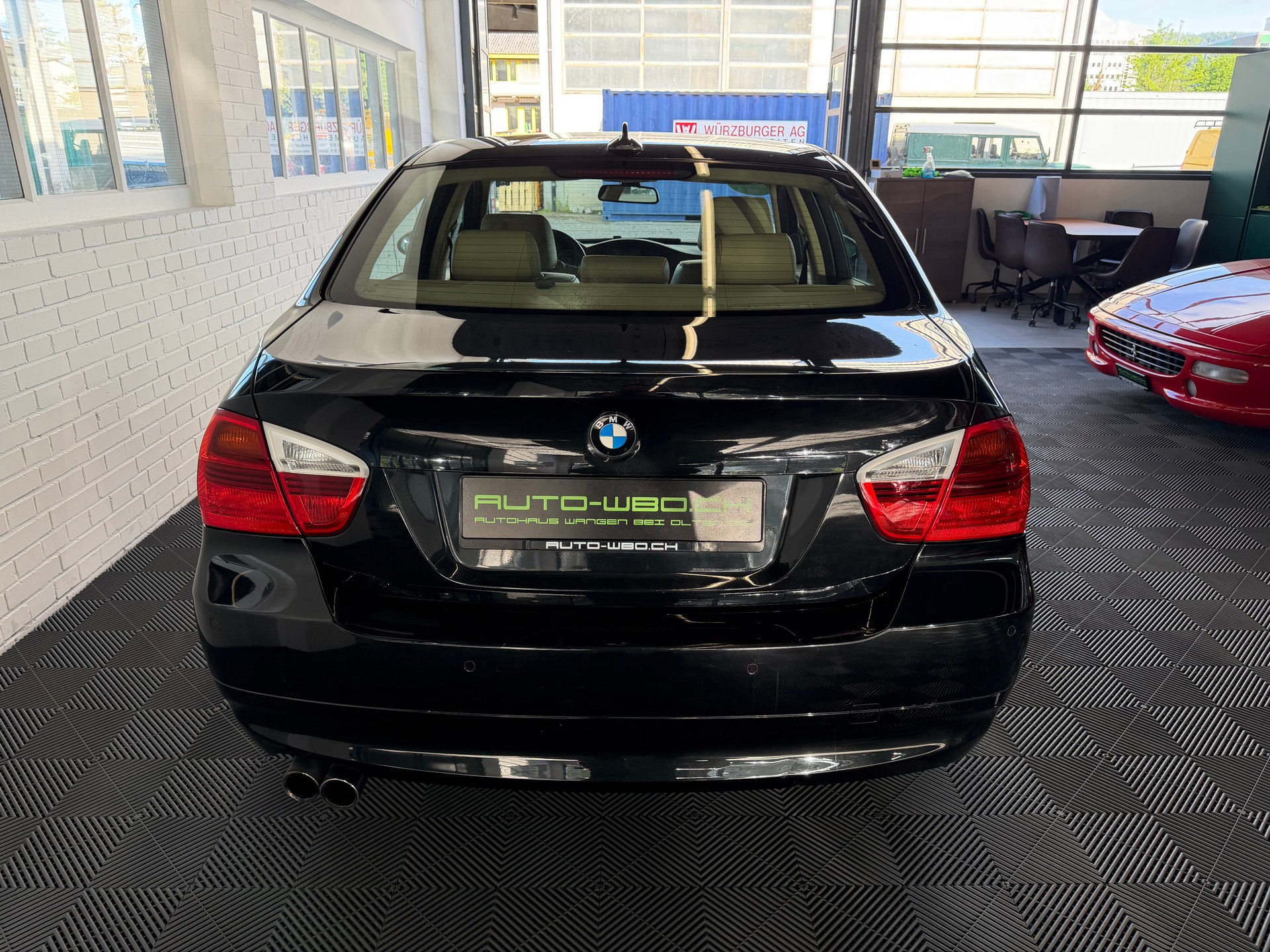 BMW 330xi-image-3