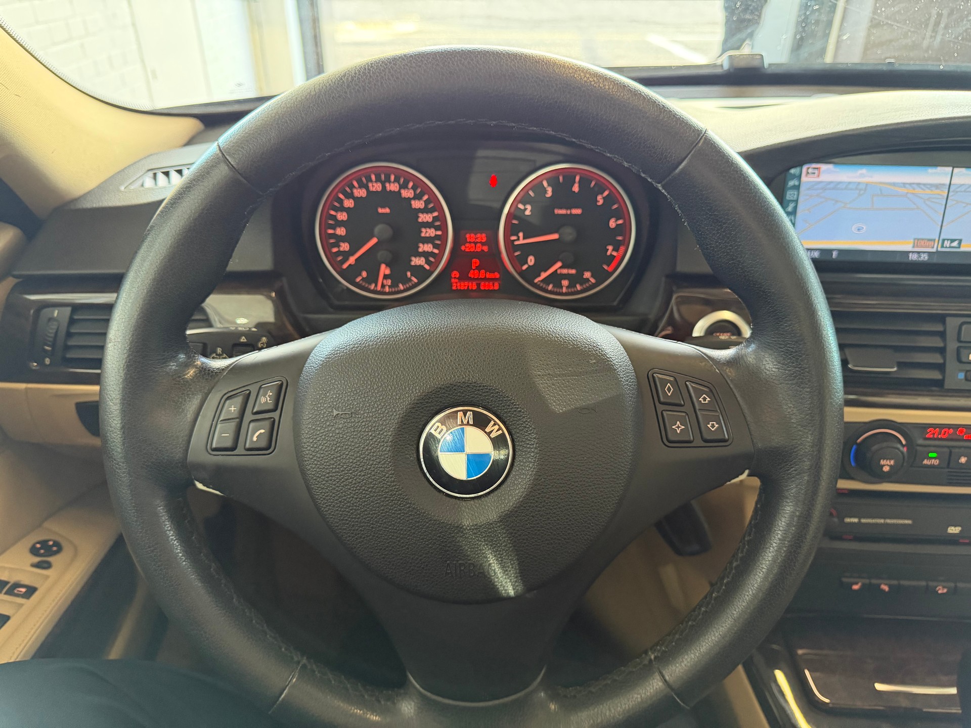 BMW 330xi-image-12