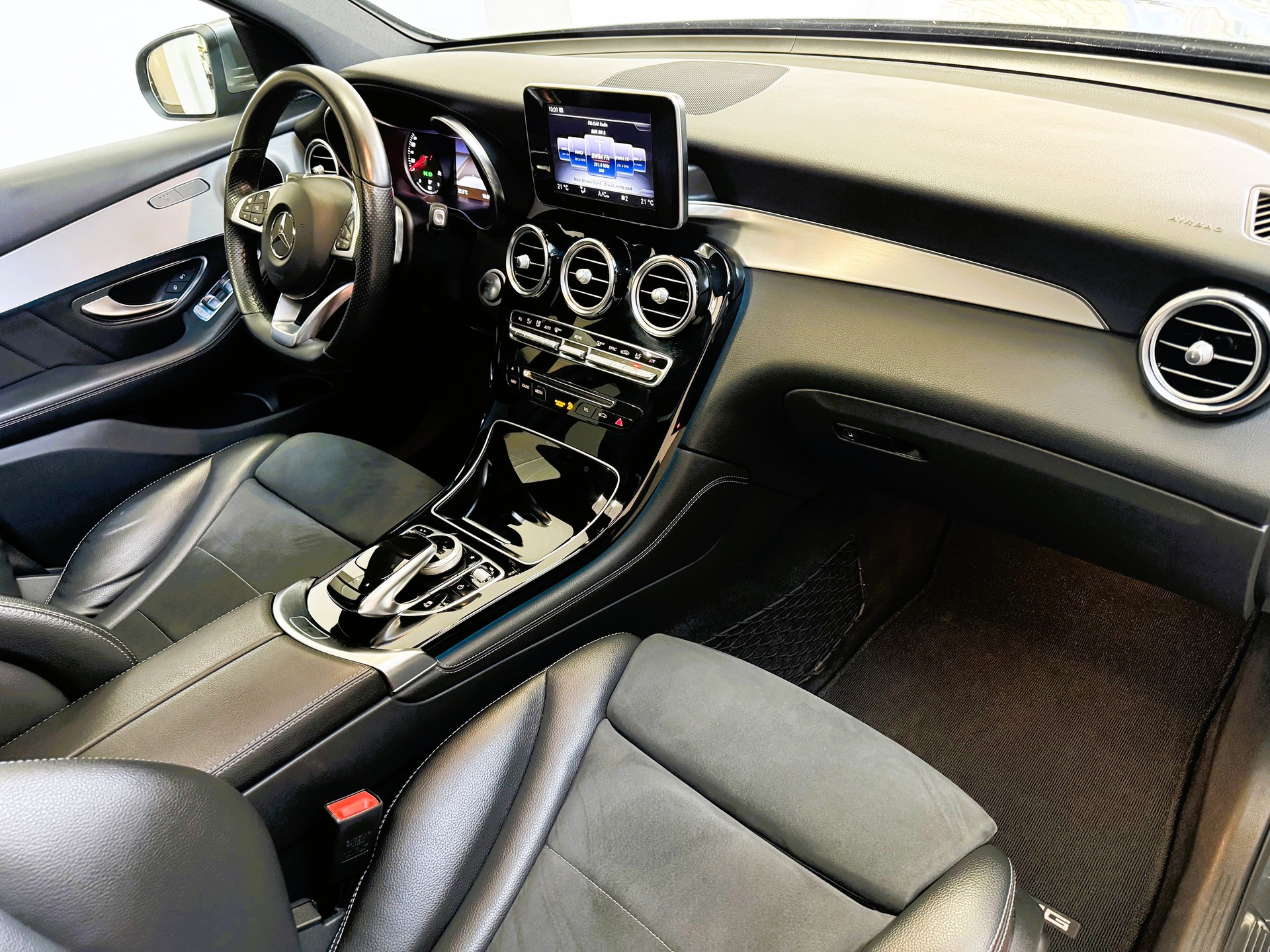 MERCEDES-BENZ GLC 250 d AMG Line 4Matic 9G-Tronic-image-10