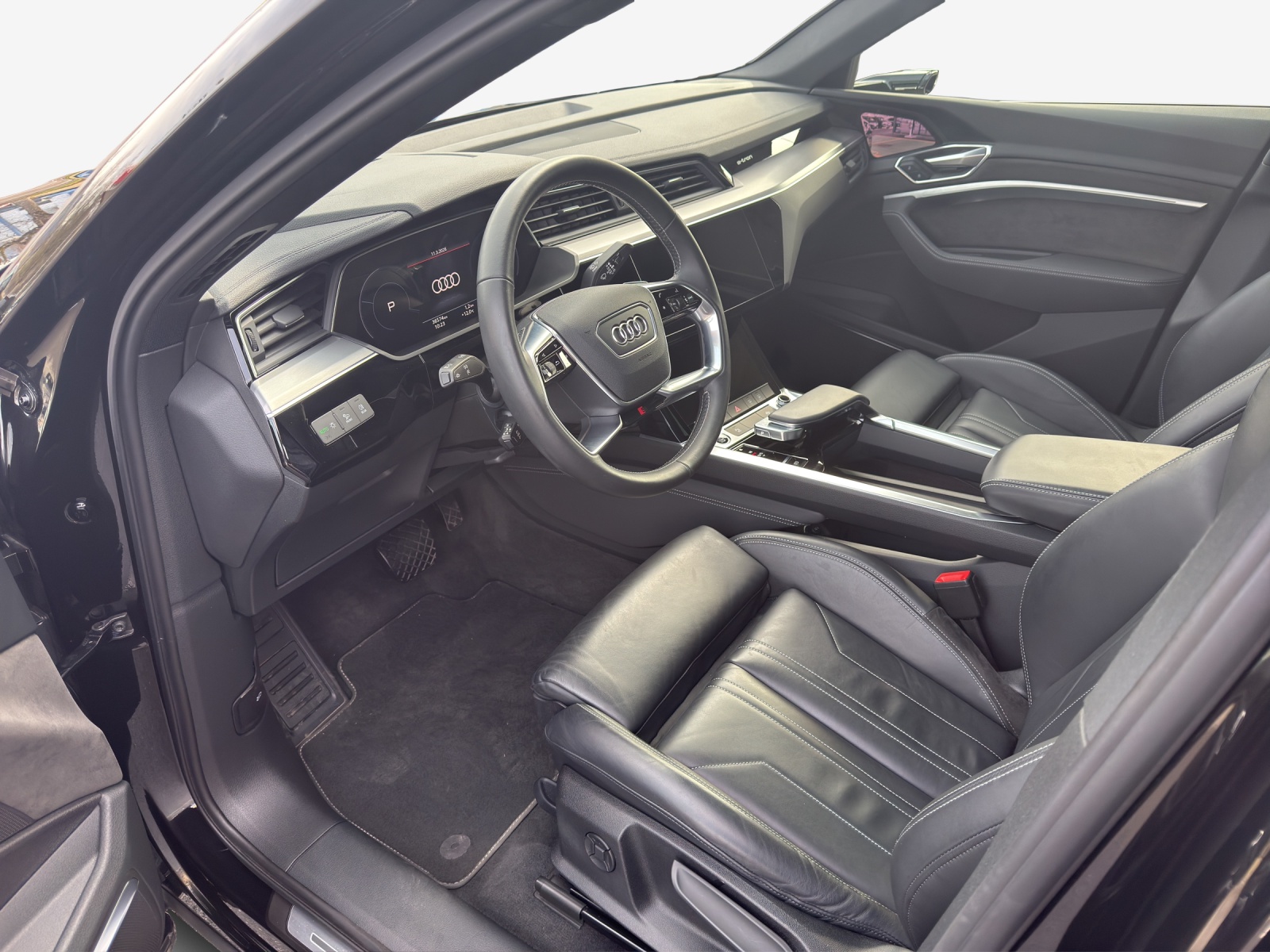 AUDI e-tron 55 Sportback S Line quattro-image-8