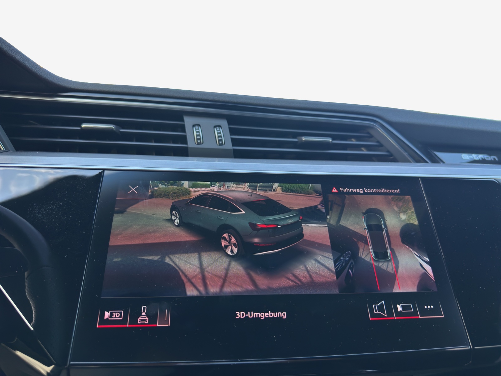AUDI e-tron 55 Sportback S Line Black Edition quattro-image-16