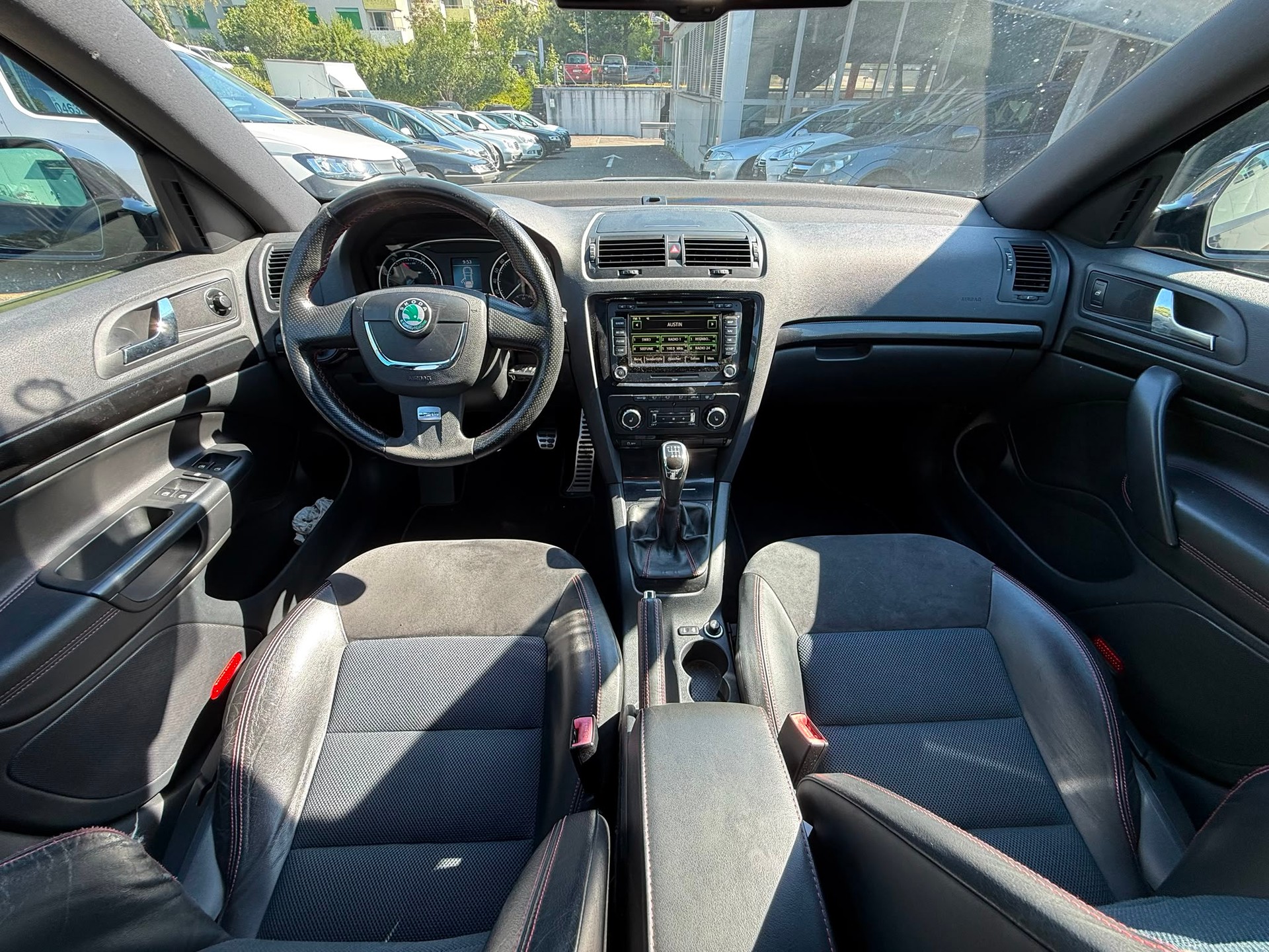 SKODA Octavia Combi 2.0 TSI RS-image-9