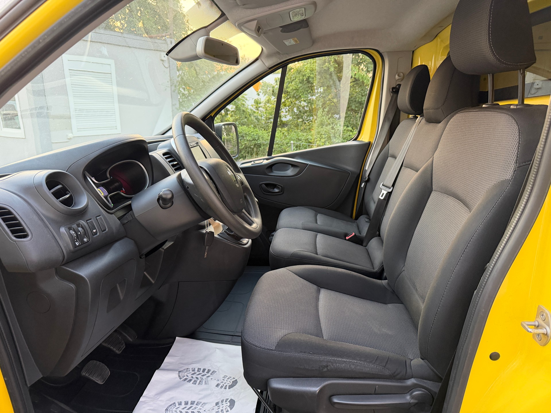 RENAULT Trafic 2.0 ENERGY dCi145 3.0t Business L2H1-image-10