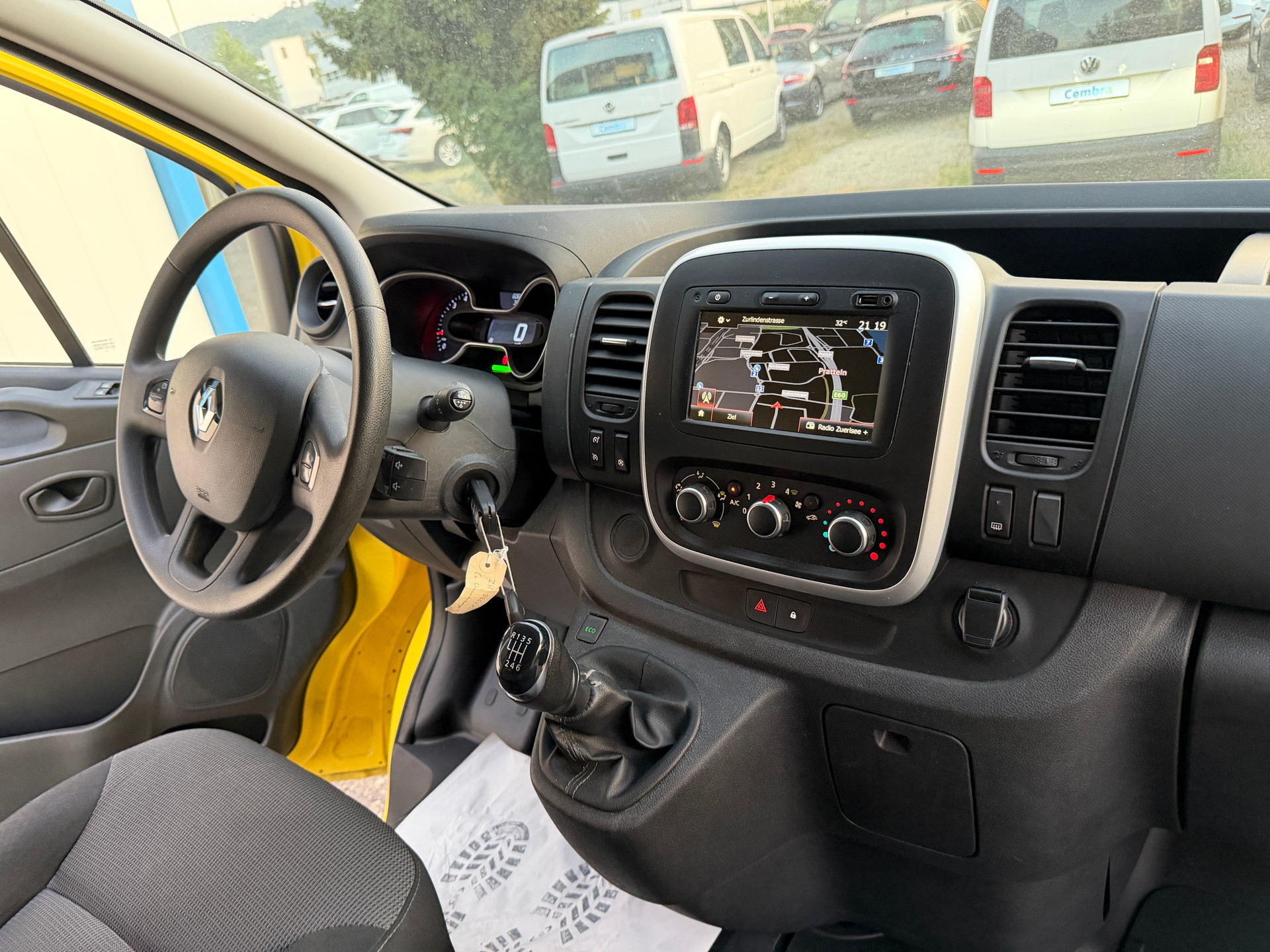 RENAULT Trafic 2.0 ENERGY dCi145 3.0t Business L2H1-image-1