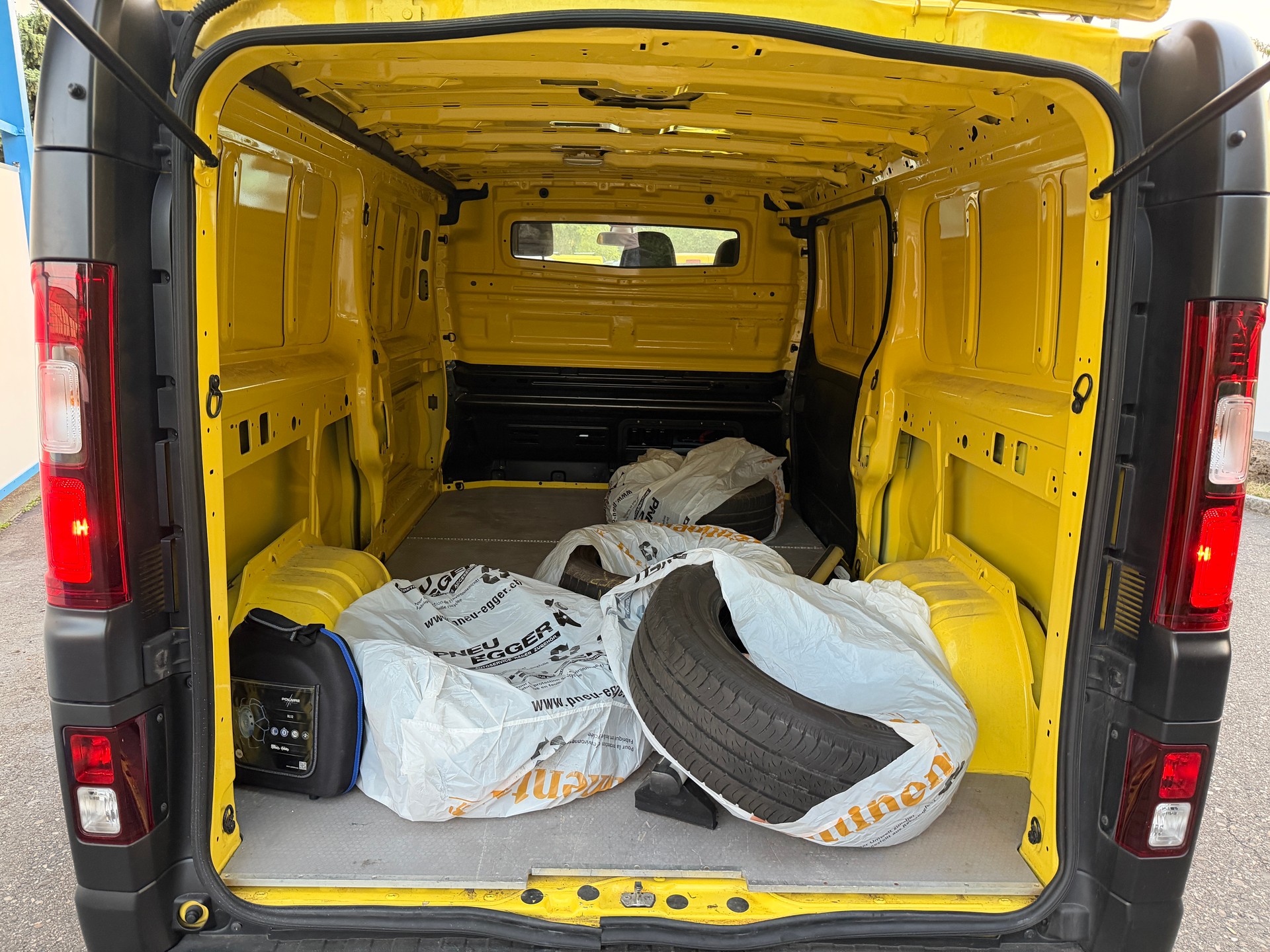 RENAULT Trafic 2.0 ENERGY dCi145 3.0t Business L2H1-image-11