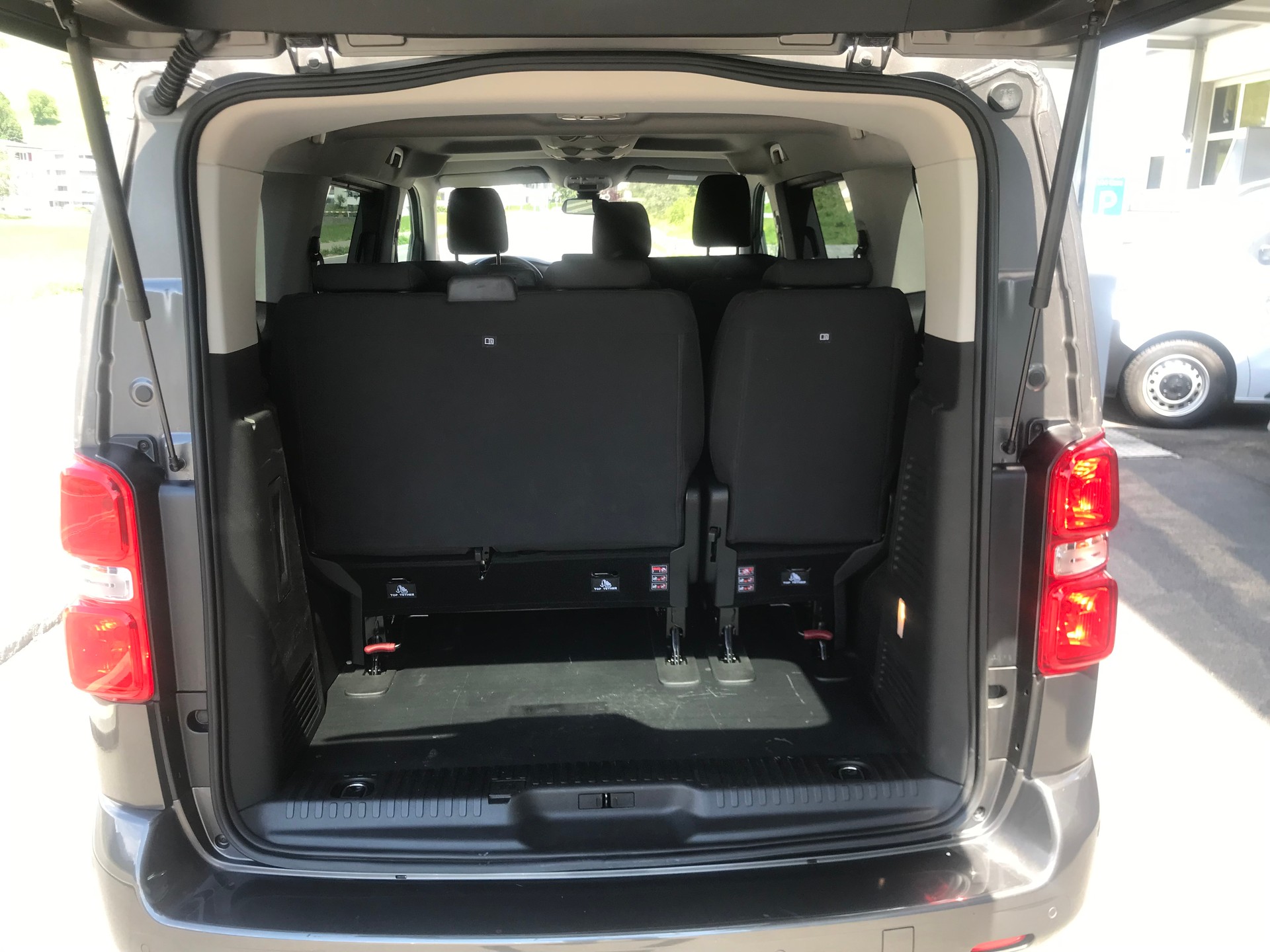 PEUGEOT Traveller 2.0 BlueHDi Business Standard EAT-image-3