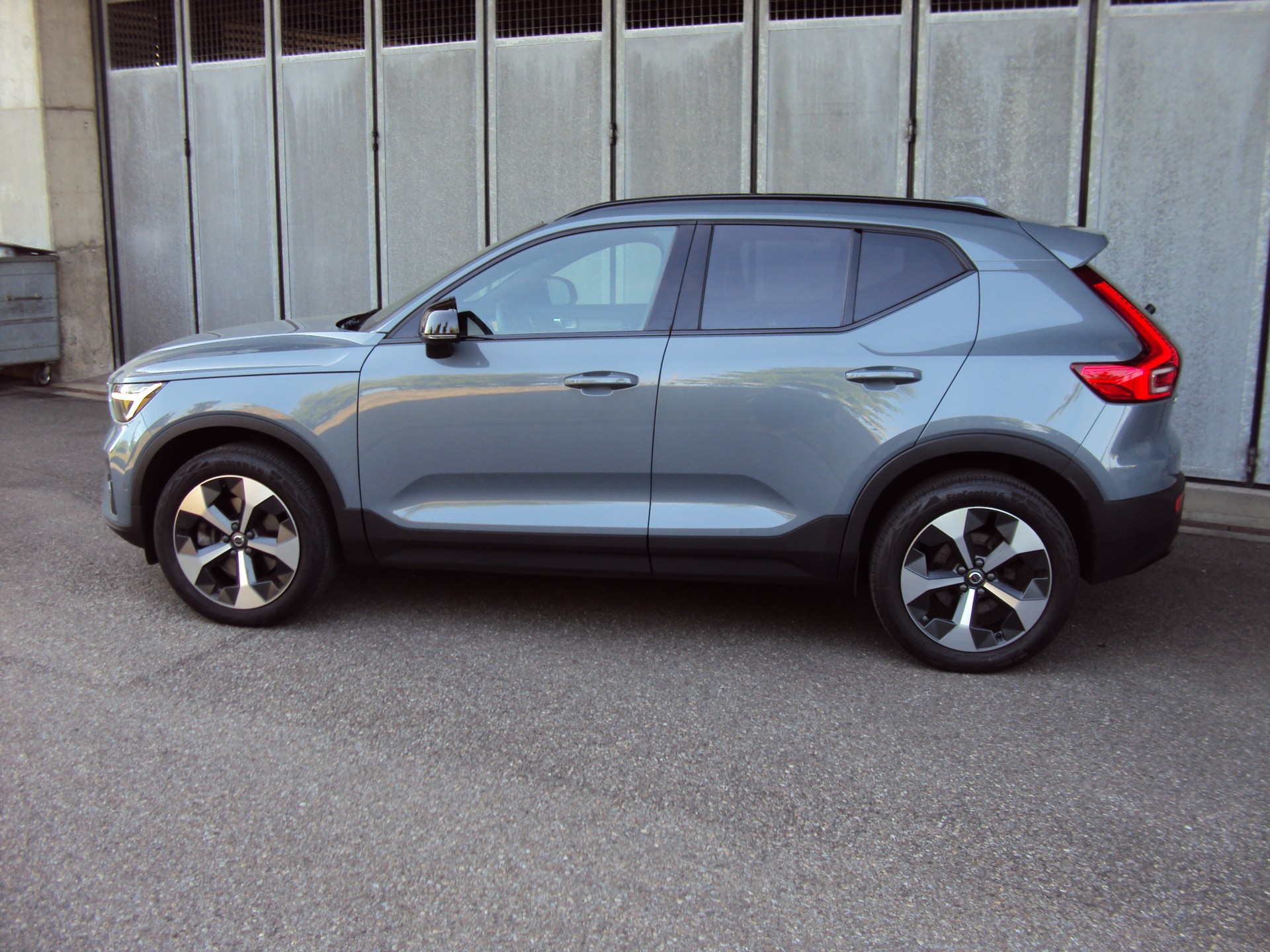 VOLVO XC40 B4 Benzin Mild Hybrid AWD Ultim. Dark DCT-image-4