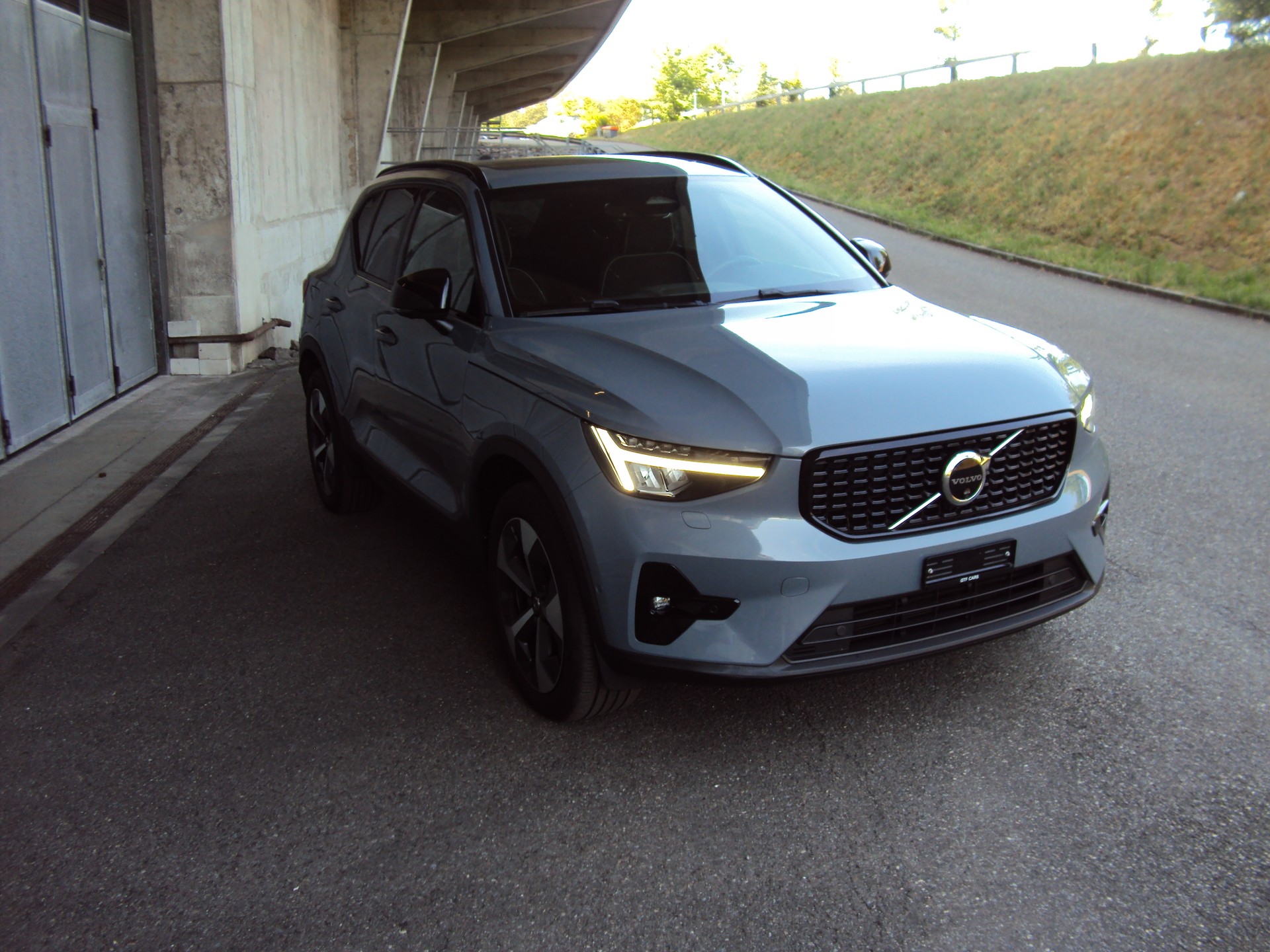 VOLVO XC40 B4 Benzin Mild Hybrid AWD Ultim. Dark DCT-image-1