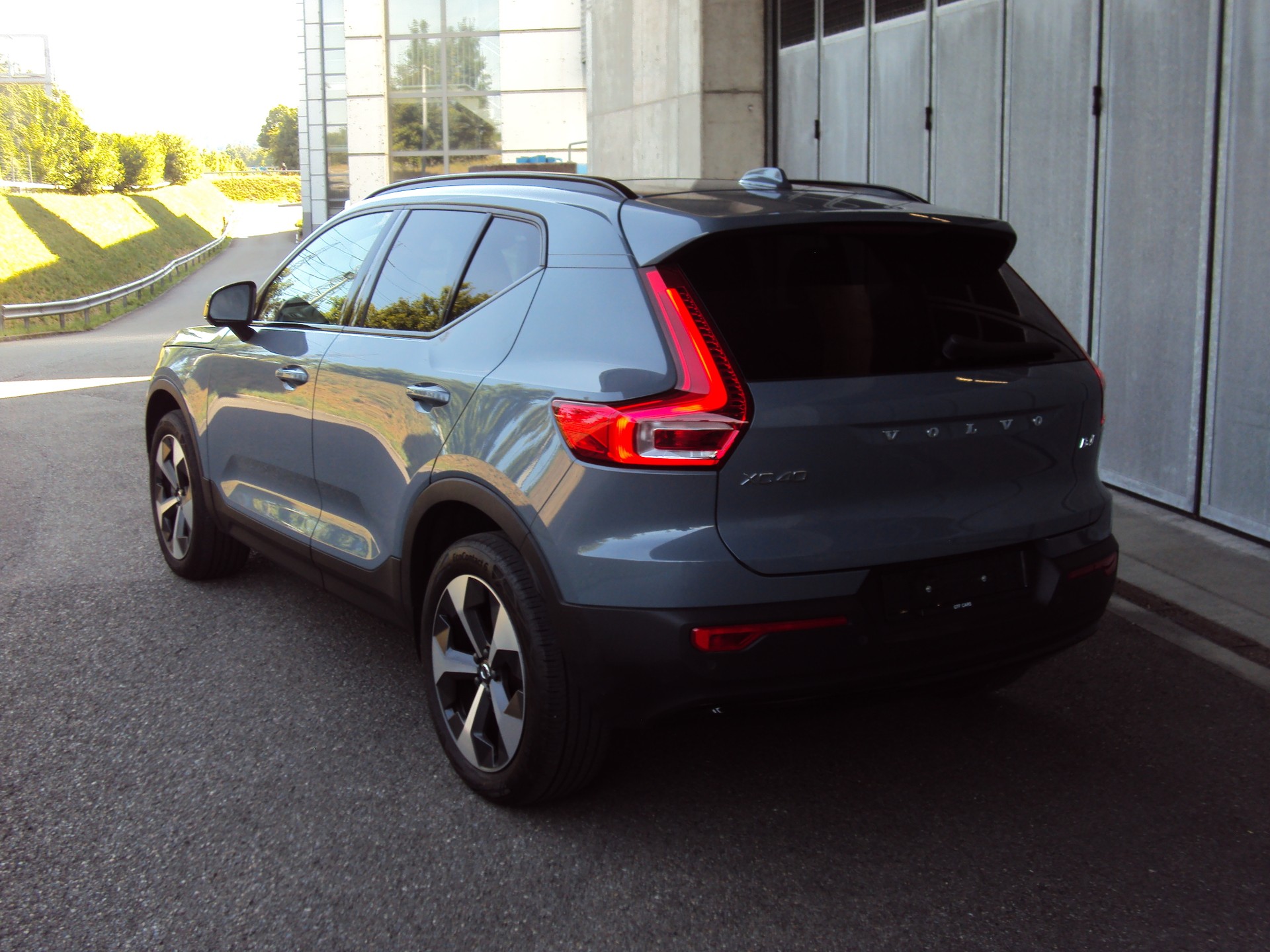 VOLVO XC40 B4 Benzin Mild Hybrid AWD Ultim. Dark DCT-image-3
