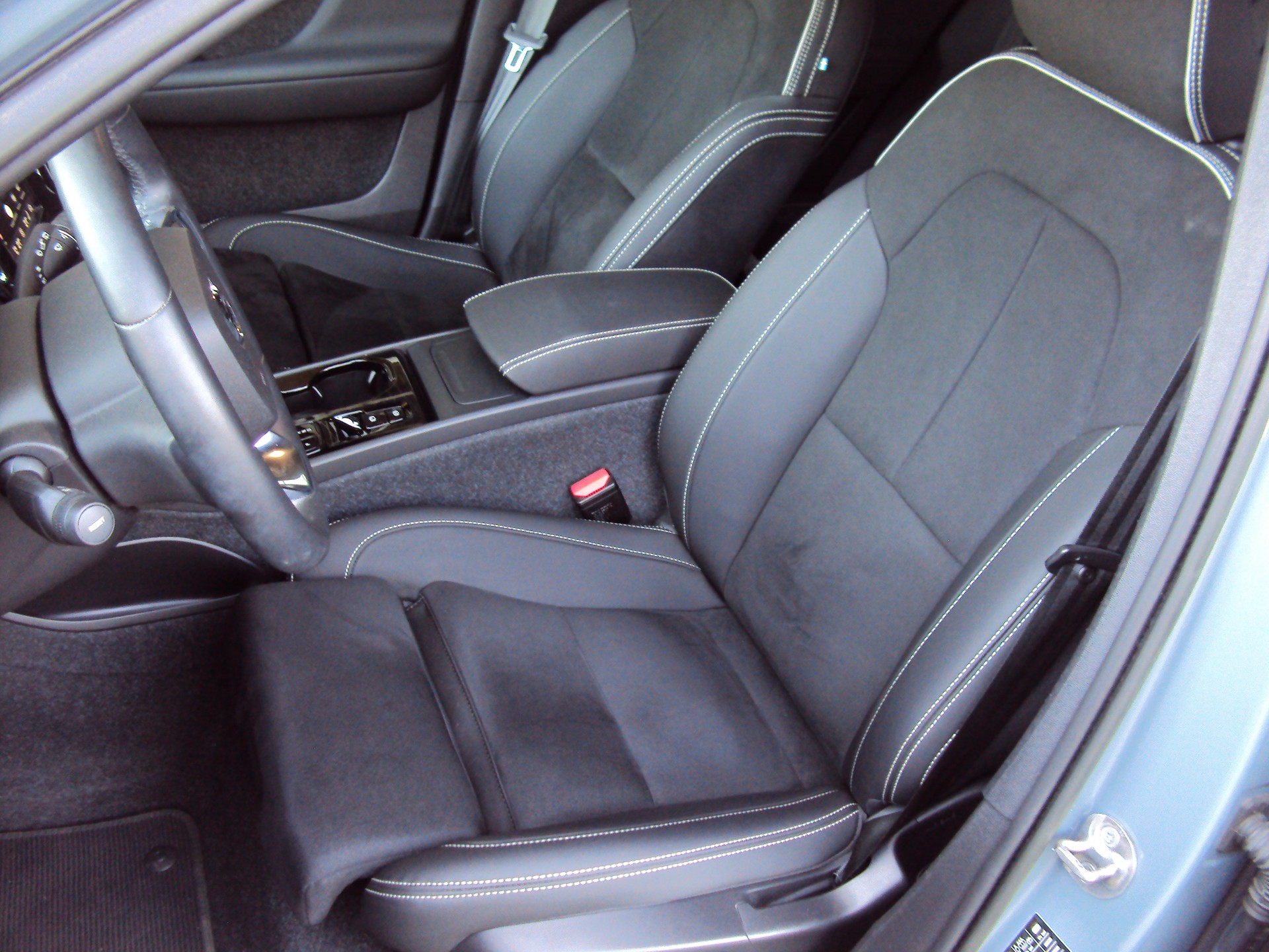 VOLVO XC40 B4 Benzin Mild Hybrid AWD Ultim. Dark DCT-image-5