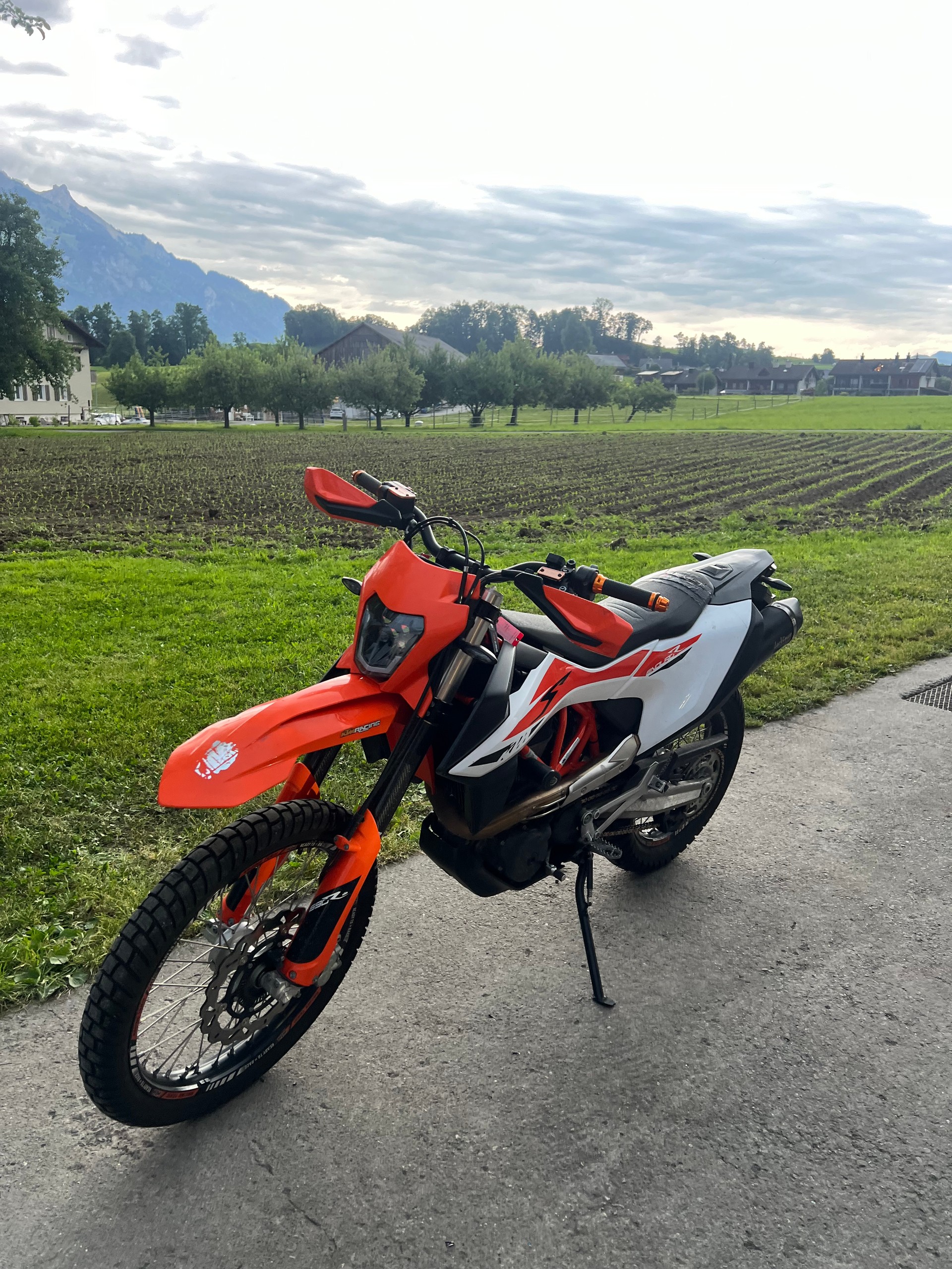 KTM 690 SMC R ABS-image-1