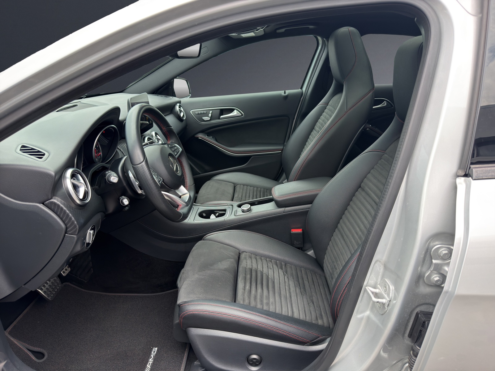 MERCEDES-BENZ A 250 AMG Line 4Matic 7G-DCT-image-5