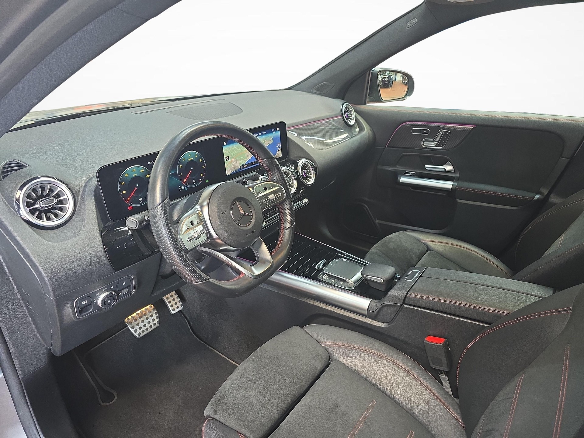 MERCEDES-BENZ GLA 250 4MATIC AMG Line-image-4