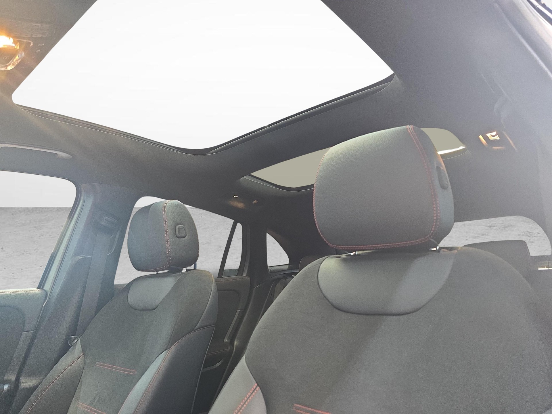 MERCEDES-BENZ GLA 250 4MATIC AMG Line-image-8