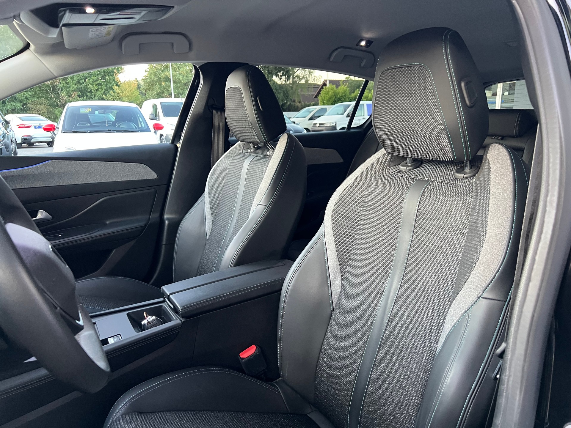 PEUGEOT 308 1.2 PureTech Allure Pack-image-9