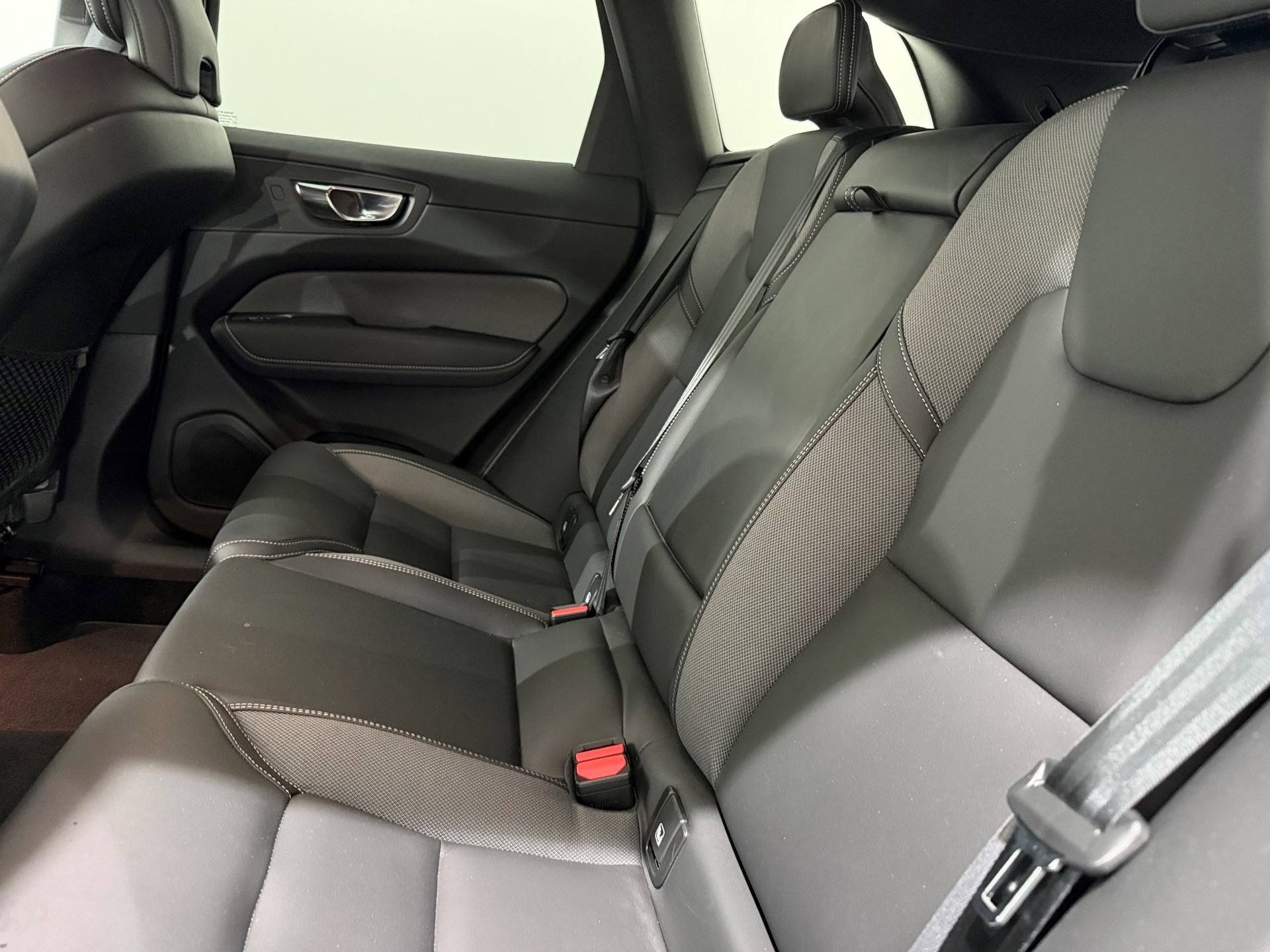 VOLVO XC60 B4 D AWD R-Design-image-5