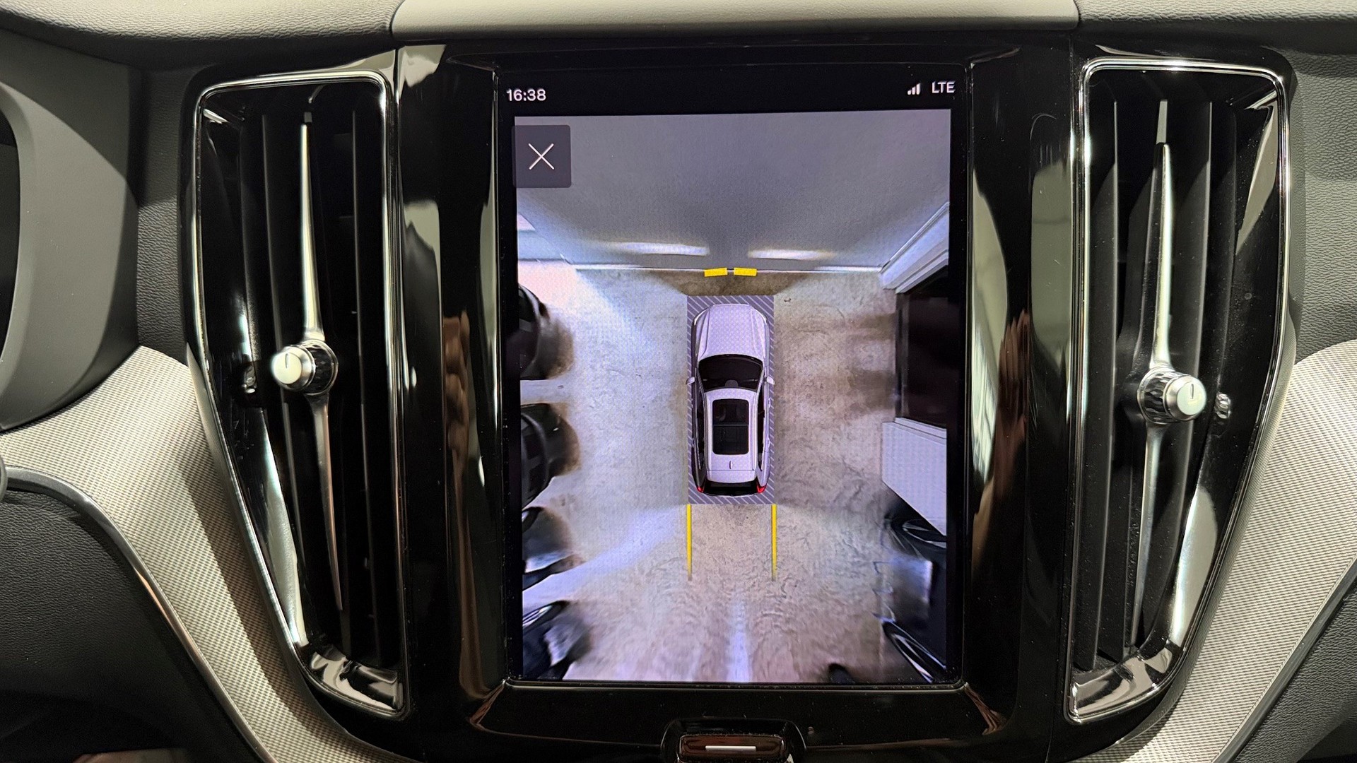VOLVO XC60 B4 D AWD R-Design-image-9