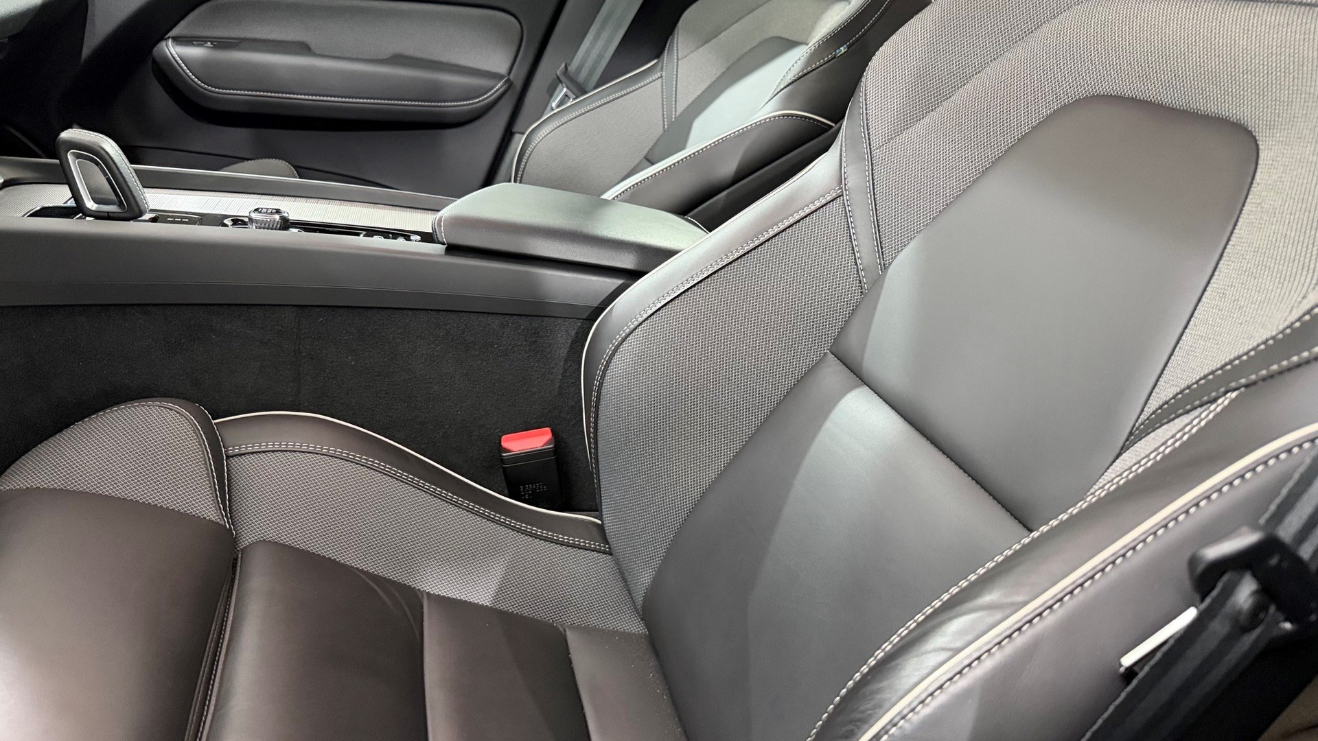 VOLVO XC60 B4 D AWD R-Design-image-11