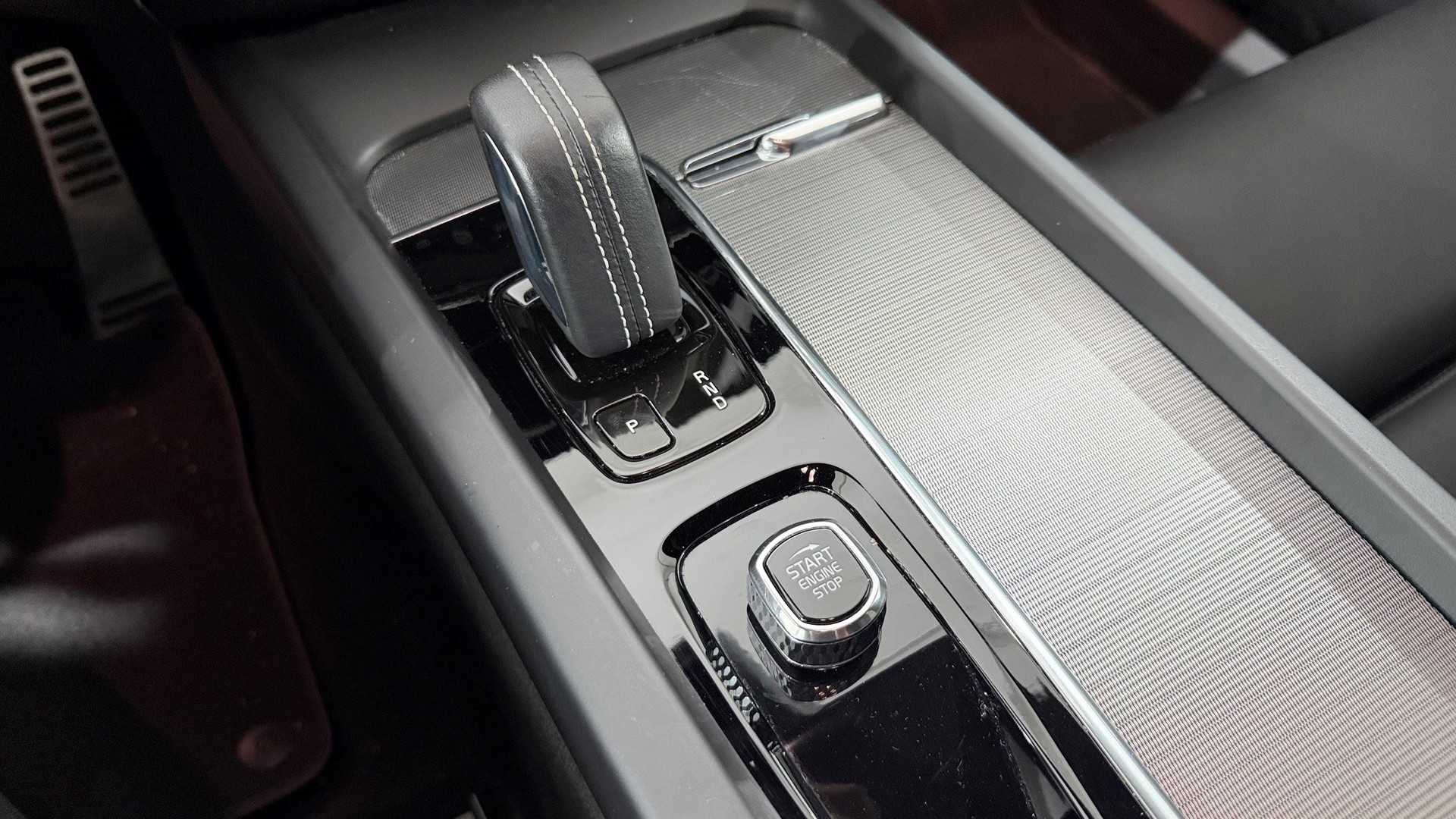 VOLVO XC60 B4 D AWD R-Design-image-13