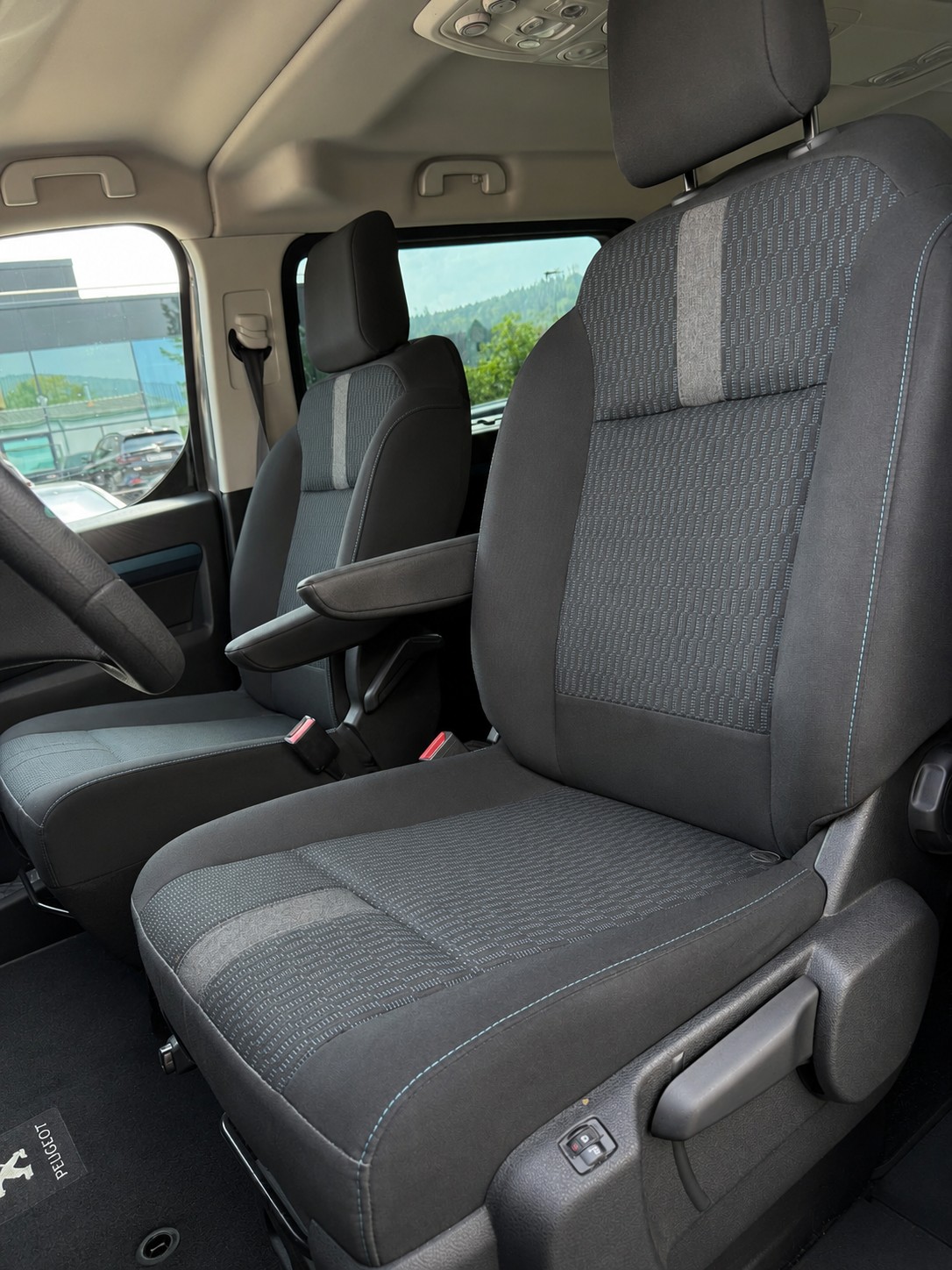 PEUGEOT Traveller 2.0 BlueHDi Active Standard EAT / 8 Plätze-image-13
