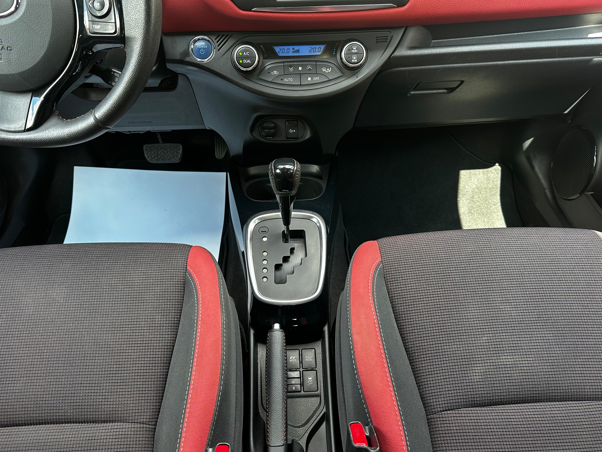 TOYOTA Yaris 1.5 VVT-i Hybrid Premium e-CVT-image-11