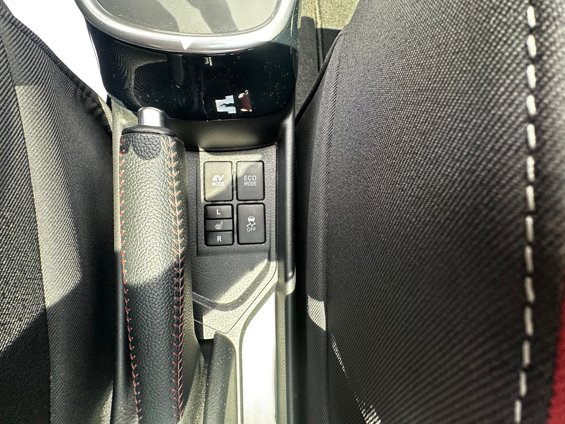 TOYOTA Yaris 1.5 VVT-i Hybrid Premium e-CVT-image-12
