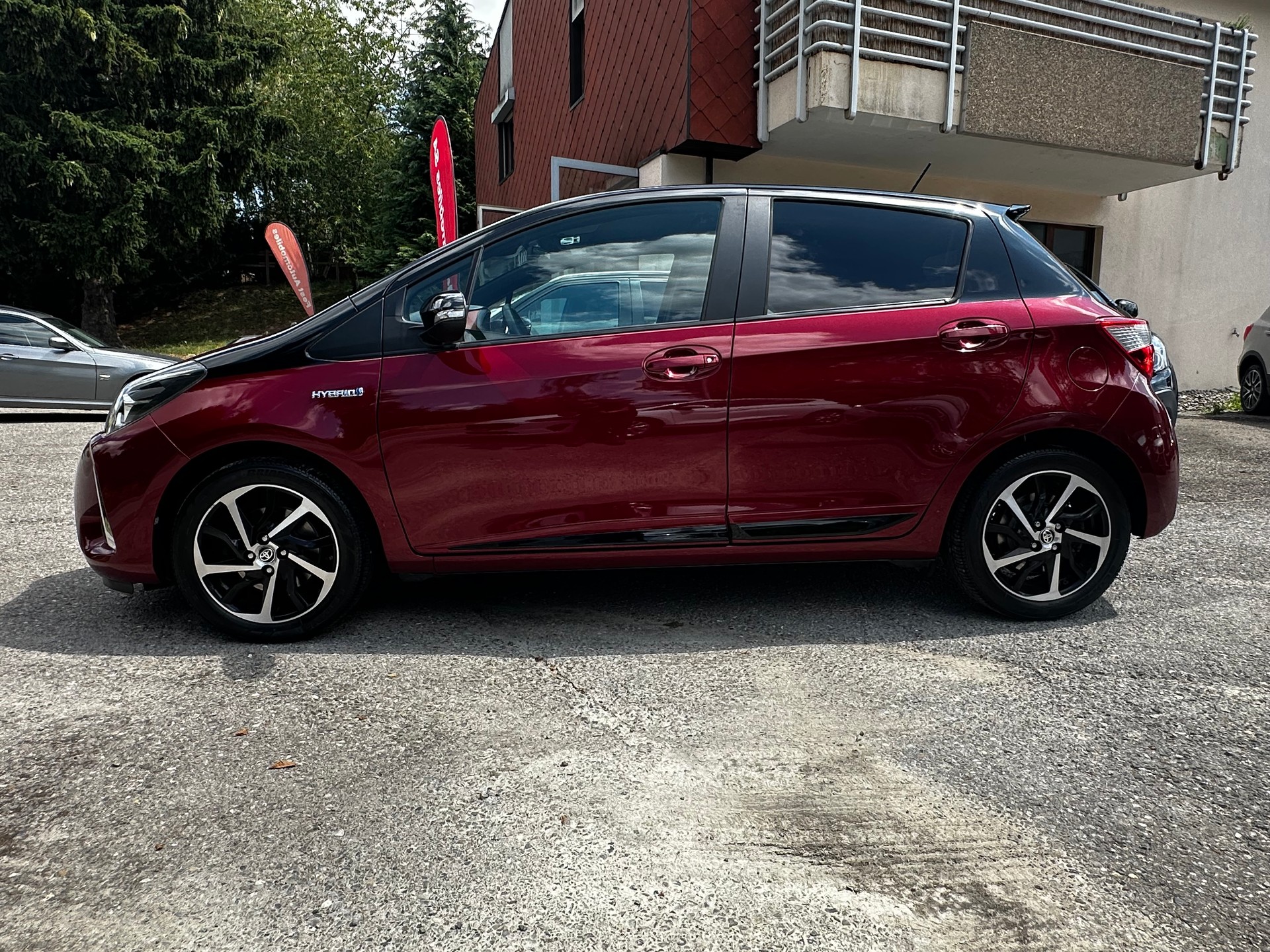 TOYOTA Yaris 1.5 VVT-i Hybrid Premium e-CVT-image-2