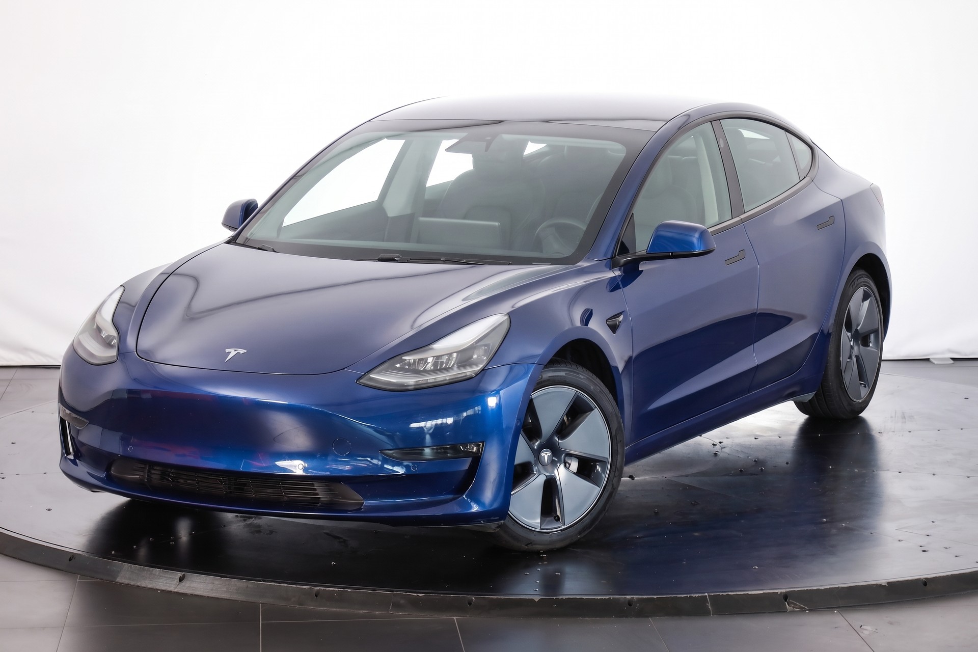 TESLA Model 3 Long Range Dual Motor AWD-showroom-element-3