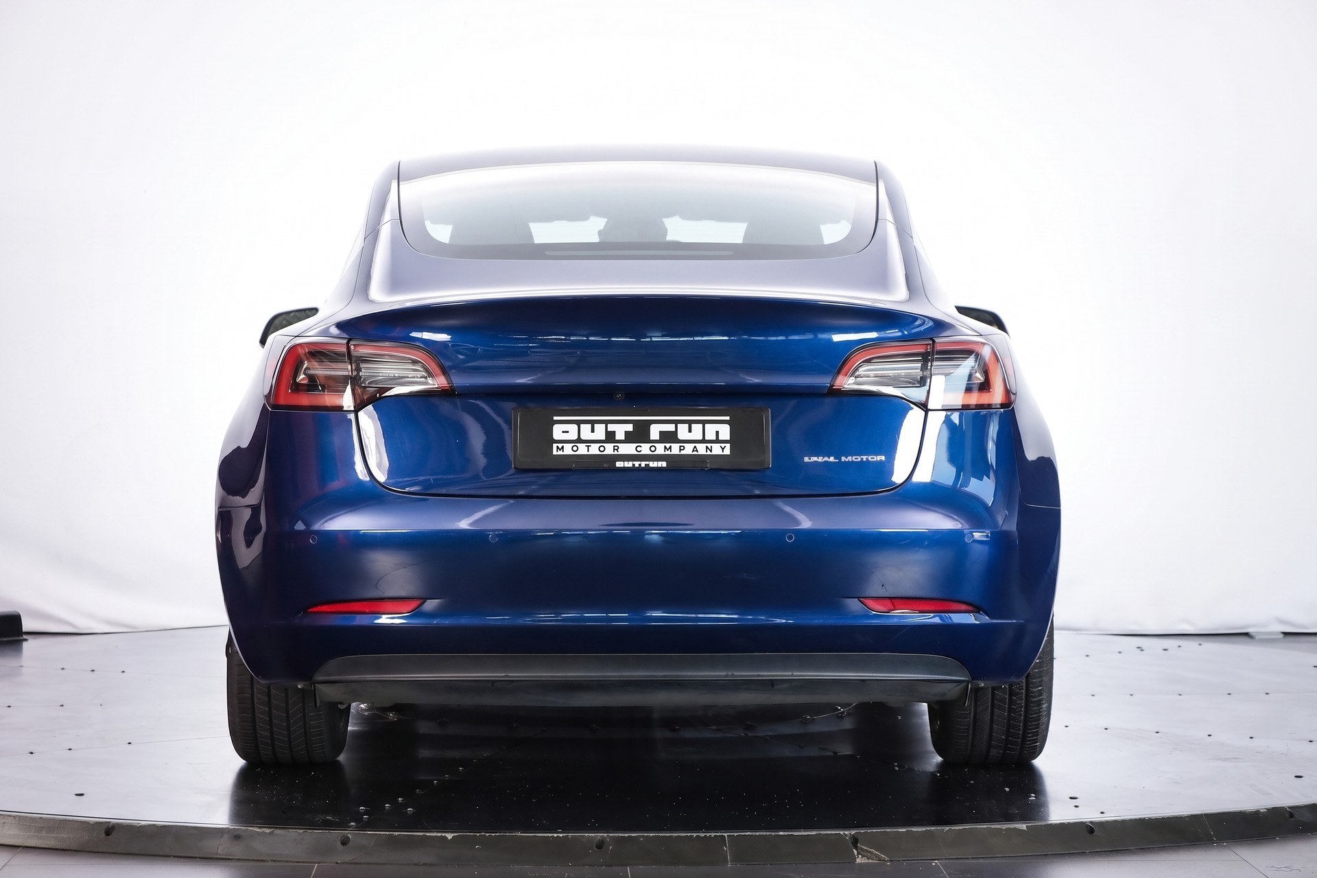 TESLA Model 3 Long Range Dual Motor AWD-showroom-element-2