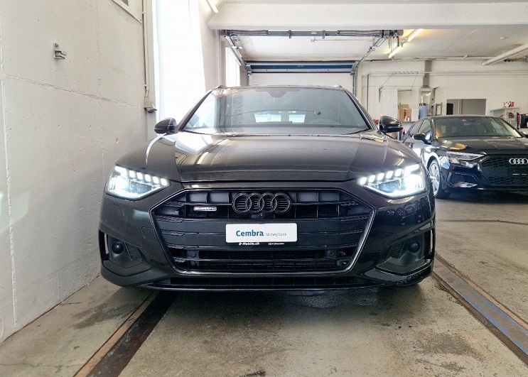 AUDI A4 Avant 40 TDI quattro S-tronic S-Line Attraction-image-3