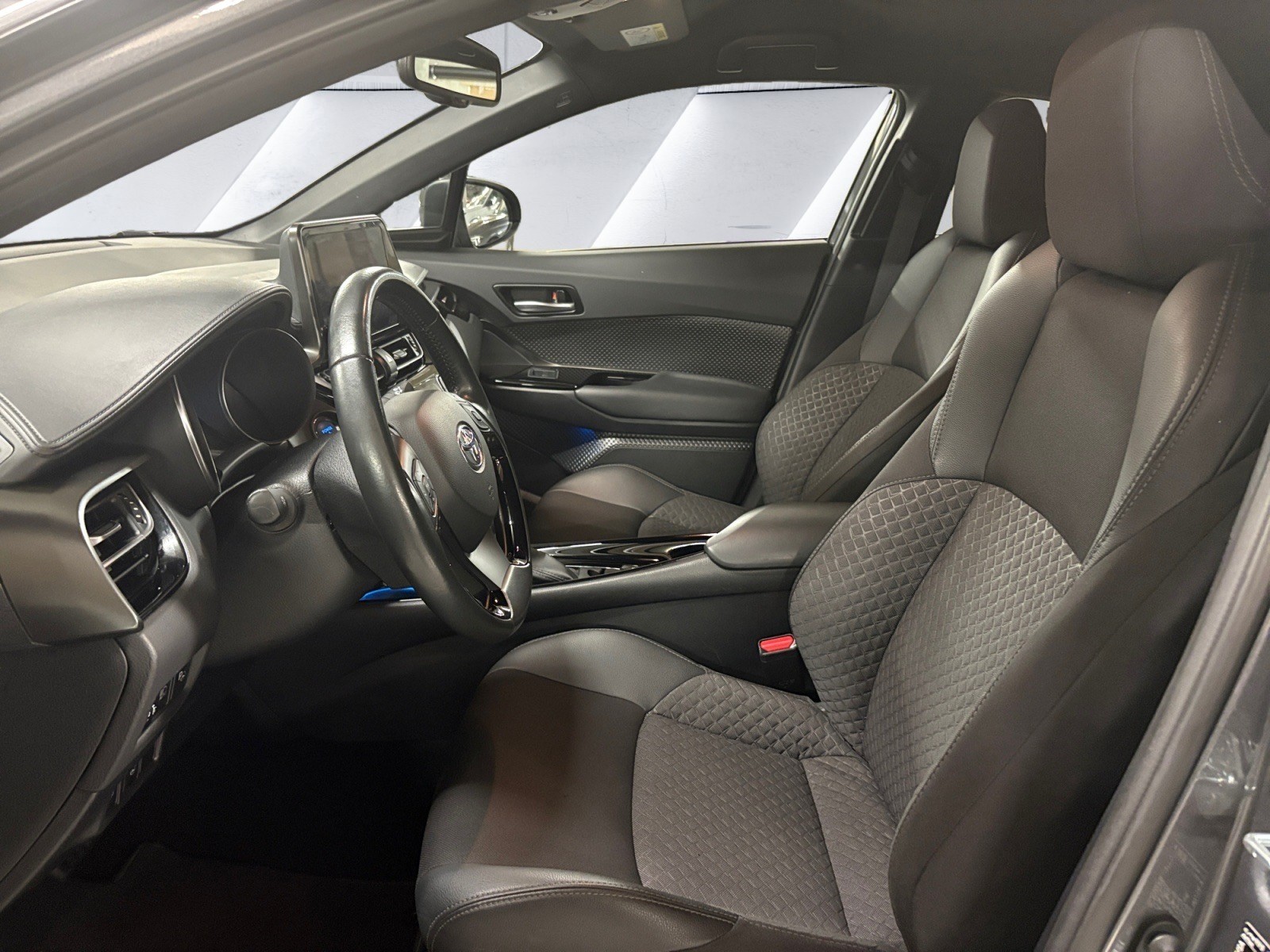 TOYOTA C-HR 2.0 HSD CVT Trend/ #1 Elite Dealer – AutoScout24 Award 2025 Winner-image-13
