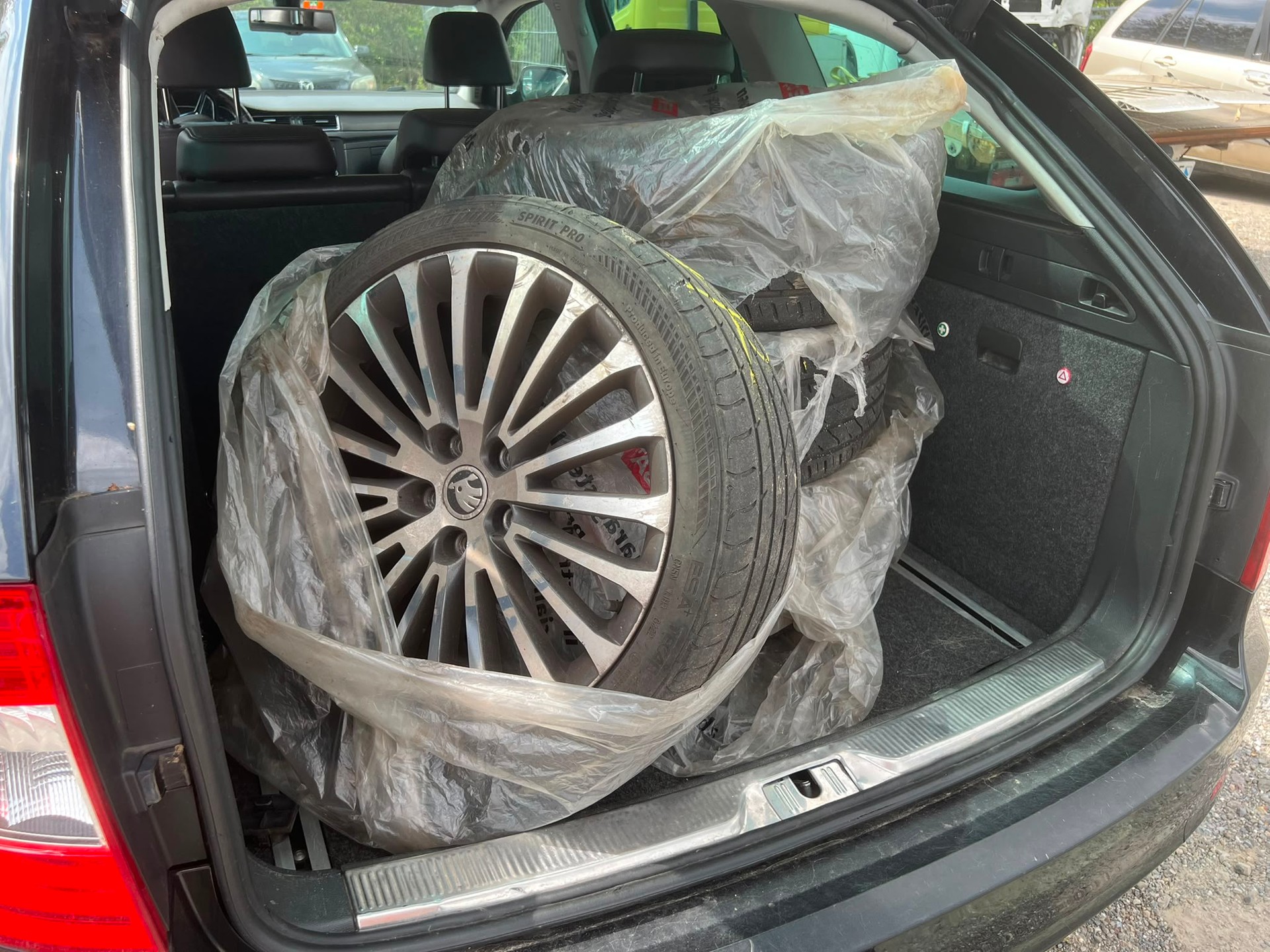 SKODA Superb Combi 2.0 TDi Ambition DSG-image-9